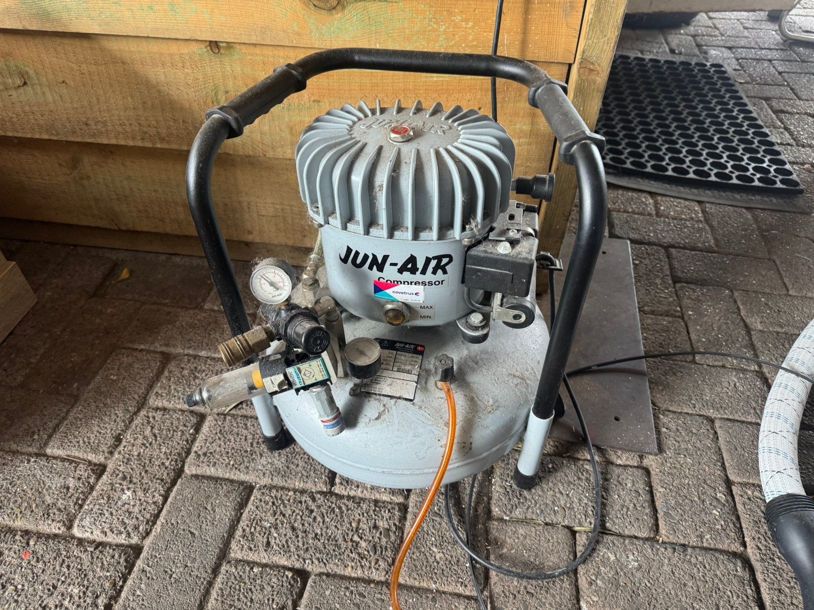 Draagbare compressor jun-air 6-15, Ophalen, 6 tot 10 bar, Zo goed als nieuw, Minder dan 200 liter/min
