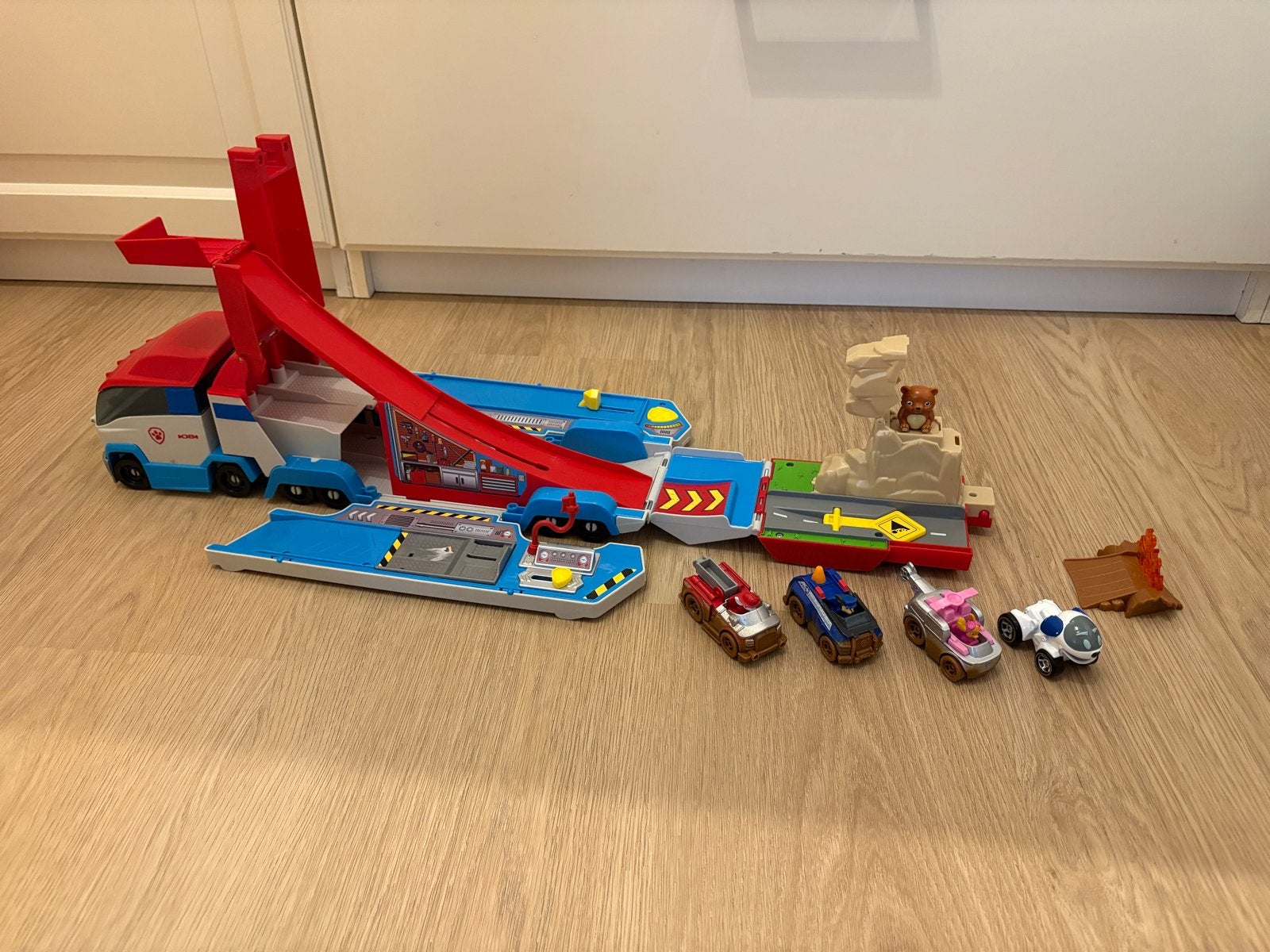 Paw Patrol Paw Patroller Bus met Stuntbaan en 4 Voertuigen, Kinderen en Baby's, Ophalen, Gebruikt