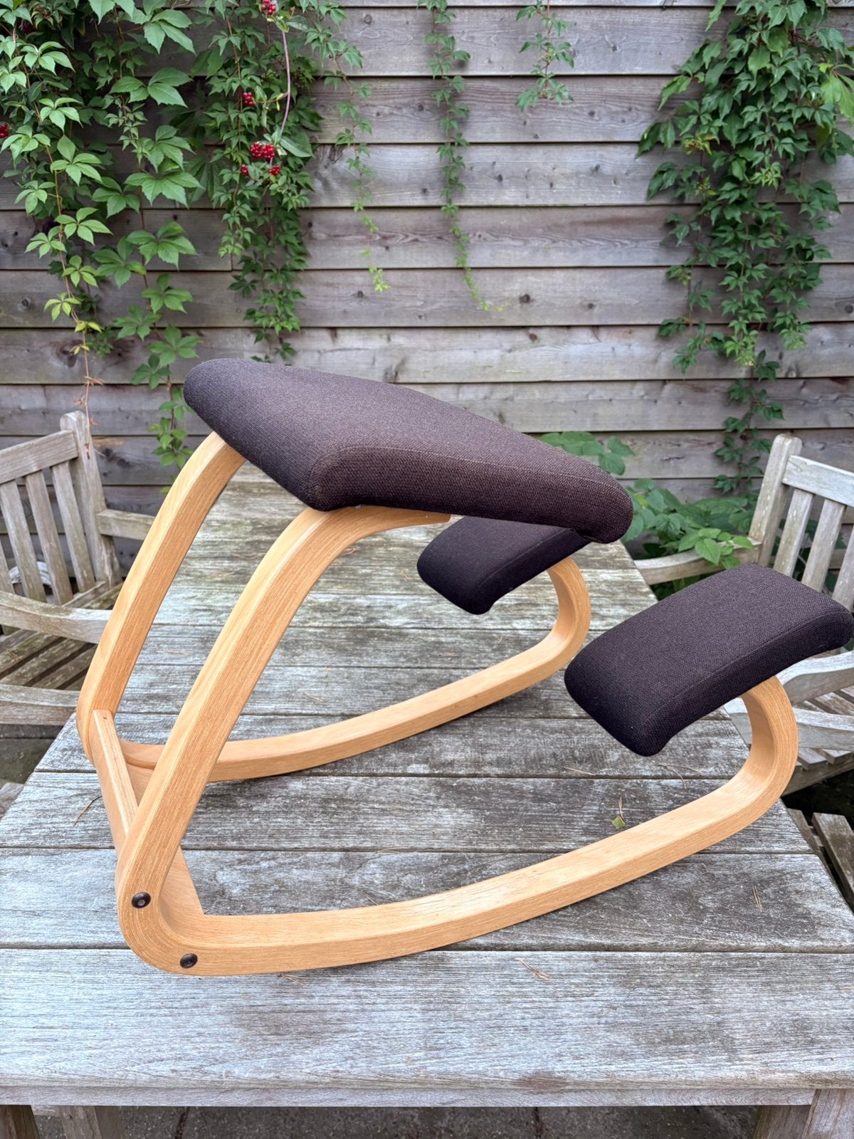 Stokke Variér kniestoel, Huis en Inrichting, Stoelen, Ophalen, Gebruikt, Bruin, Eén