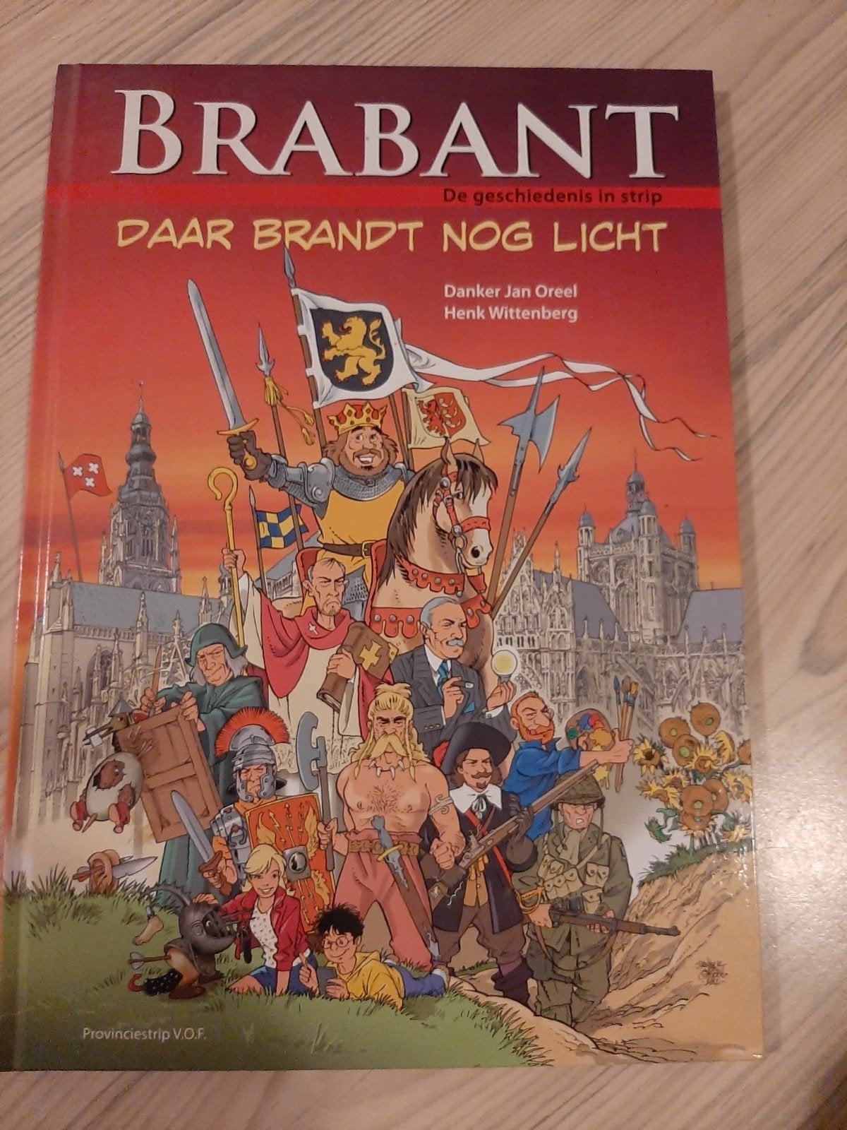 Brabant: De geschiedenis in strip - Daar Brandt Nog Licht, Eén stripboek, Ophalen of Verzenden, Gelezen, Danker Jan Oreel, Henk Wittenberg