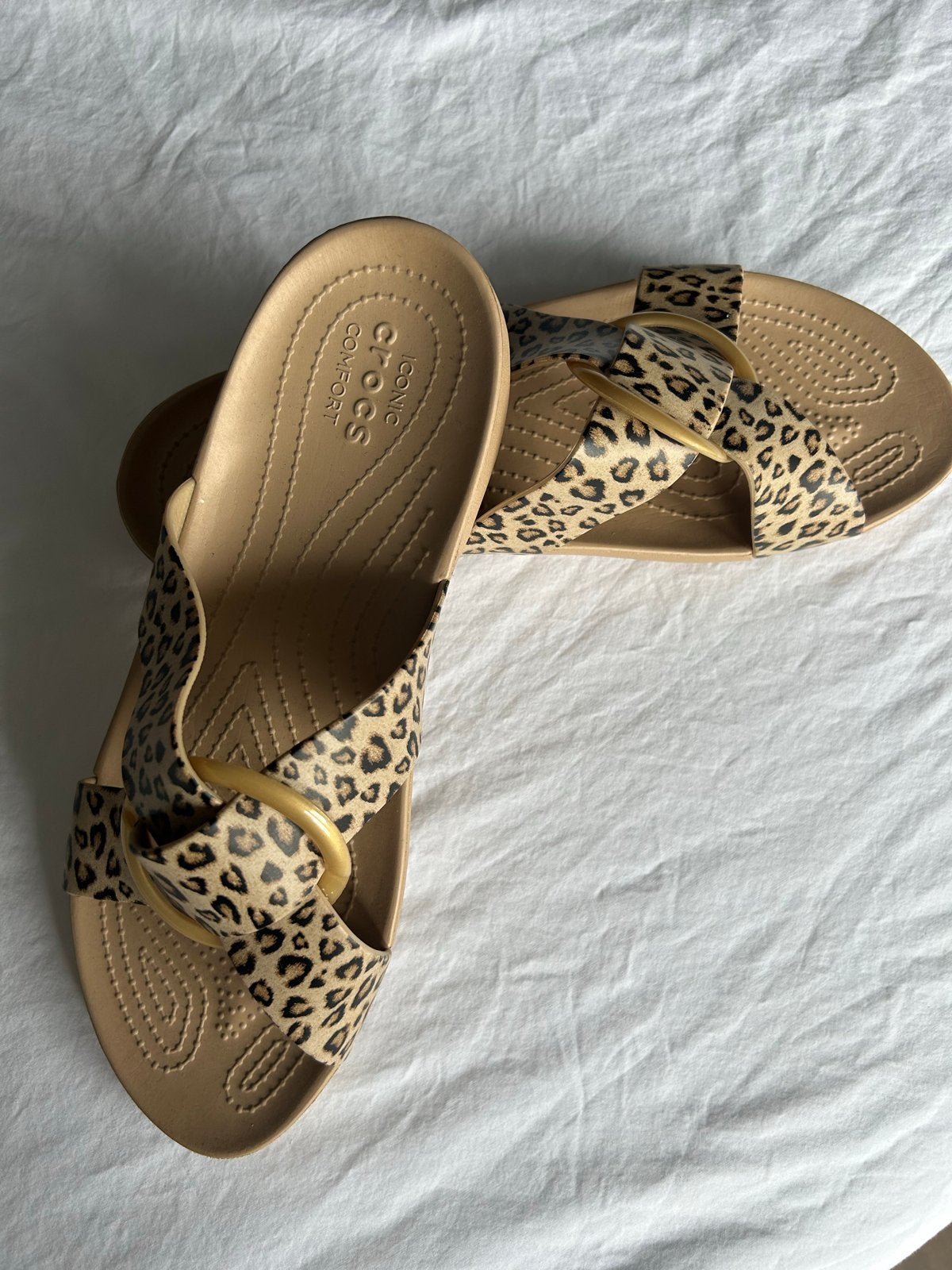 Crocs slippers, beige met luipaardprint, maat 41 (W10), Beige, Zo goed als nieuw, Sandalen of Muiltjes, Ophalen of Verzenden