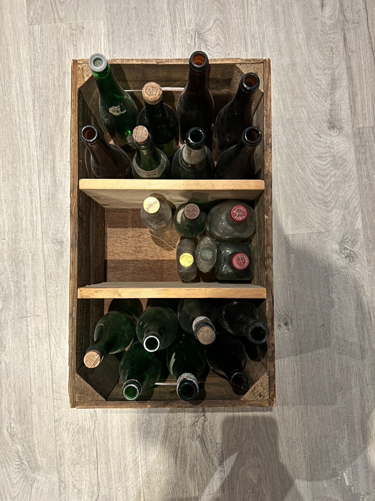 Veel oude flessen met verschillende datums, Verzamelen, Ophalen, Gebruikt, Bierglas