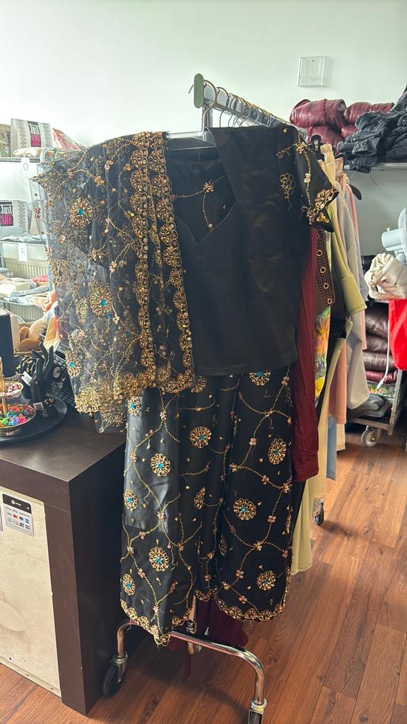 Indiase jurk zwart met goud, Kleding | Dames, Jurken, Maat 38/40 (M), Zwart, Ophalen of Verzenden, Zo goed als nieuw