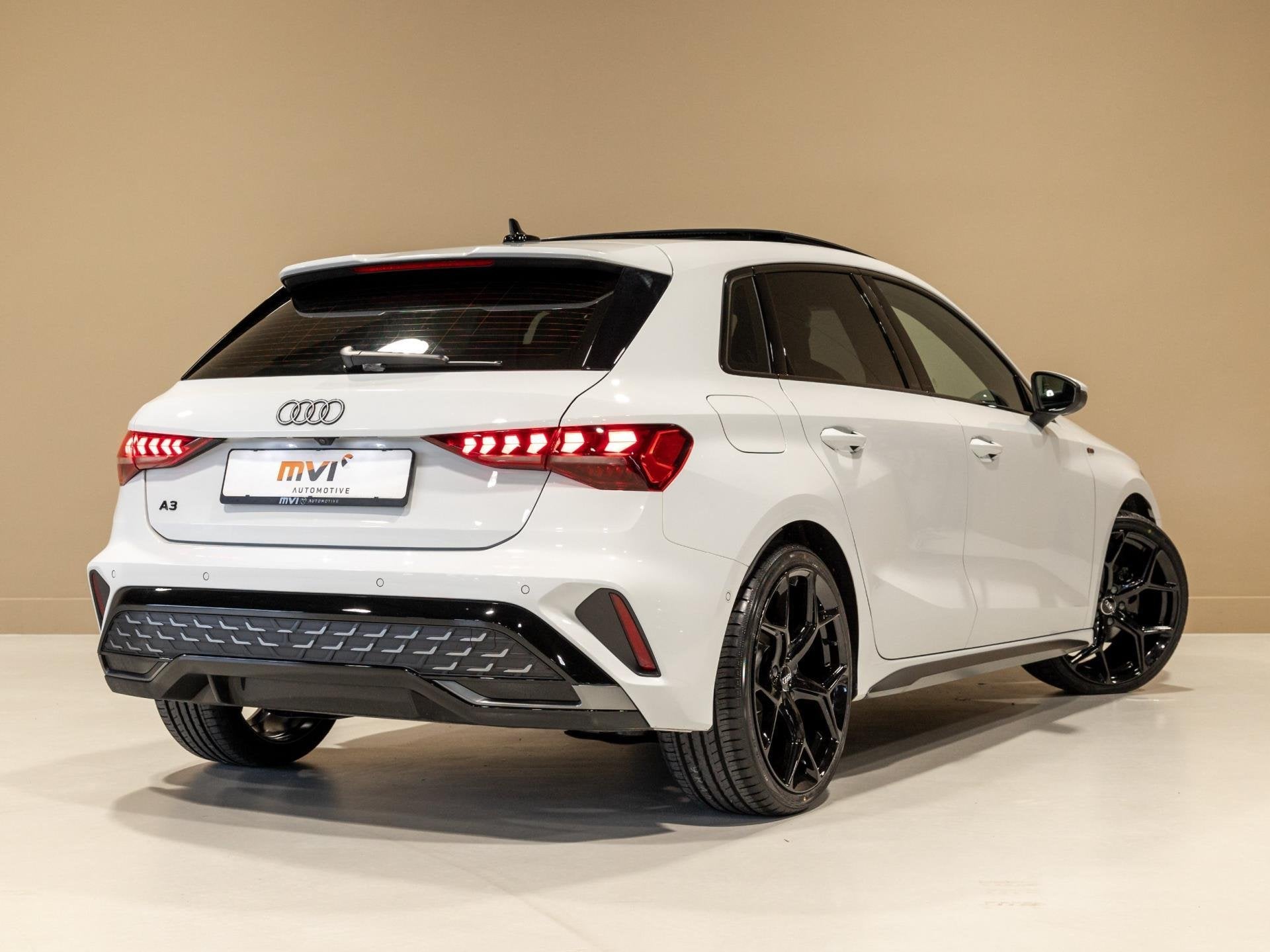 Audi A3 Sportback 35 TFSI S-Line edition / 150pk / Panorama, Auto's, Audi, 1300 kg, 4 cilinders, Leder en Stof, Wit
