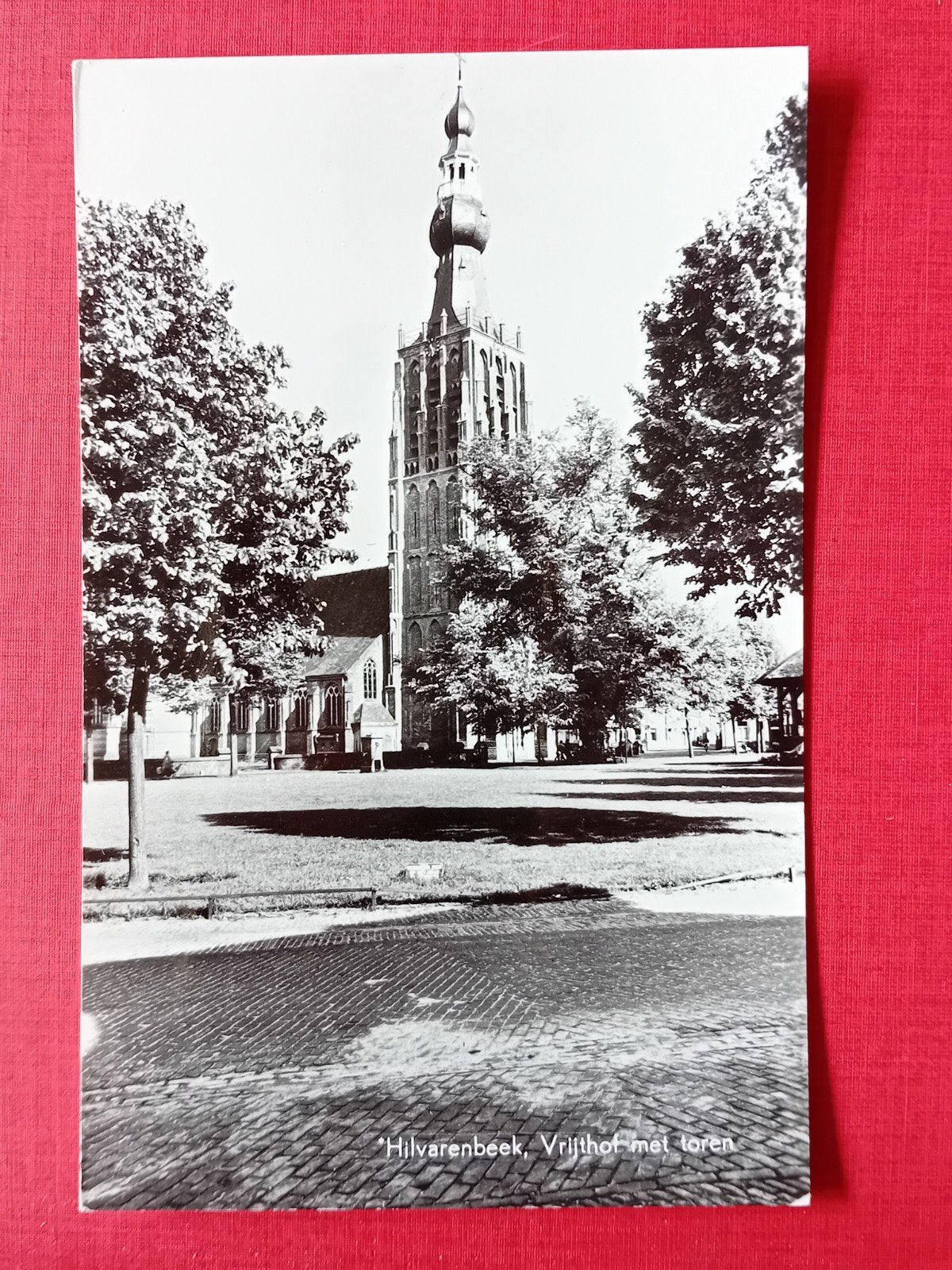Oude Ansichtkaart Hilvarenbeek, Vrijthof met toren, Ophalen of Verzenden, 1920 tot 1940, Ongelopen, Noord-Brabant