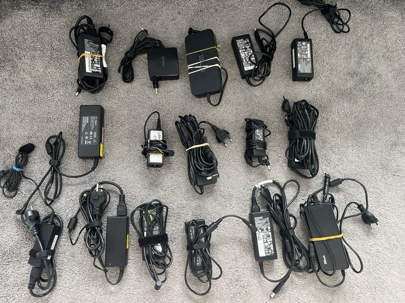 Partij 16 laptopladers en adapters. O.a dell acer asus, Computers en Software, Ophalen of Verzenden, Gebruikt