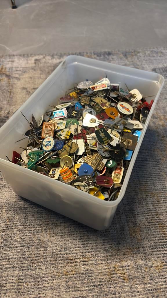Grote collectie speldjes, Verzamelen, Speldjes, Pins en Buttons, Verzenden