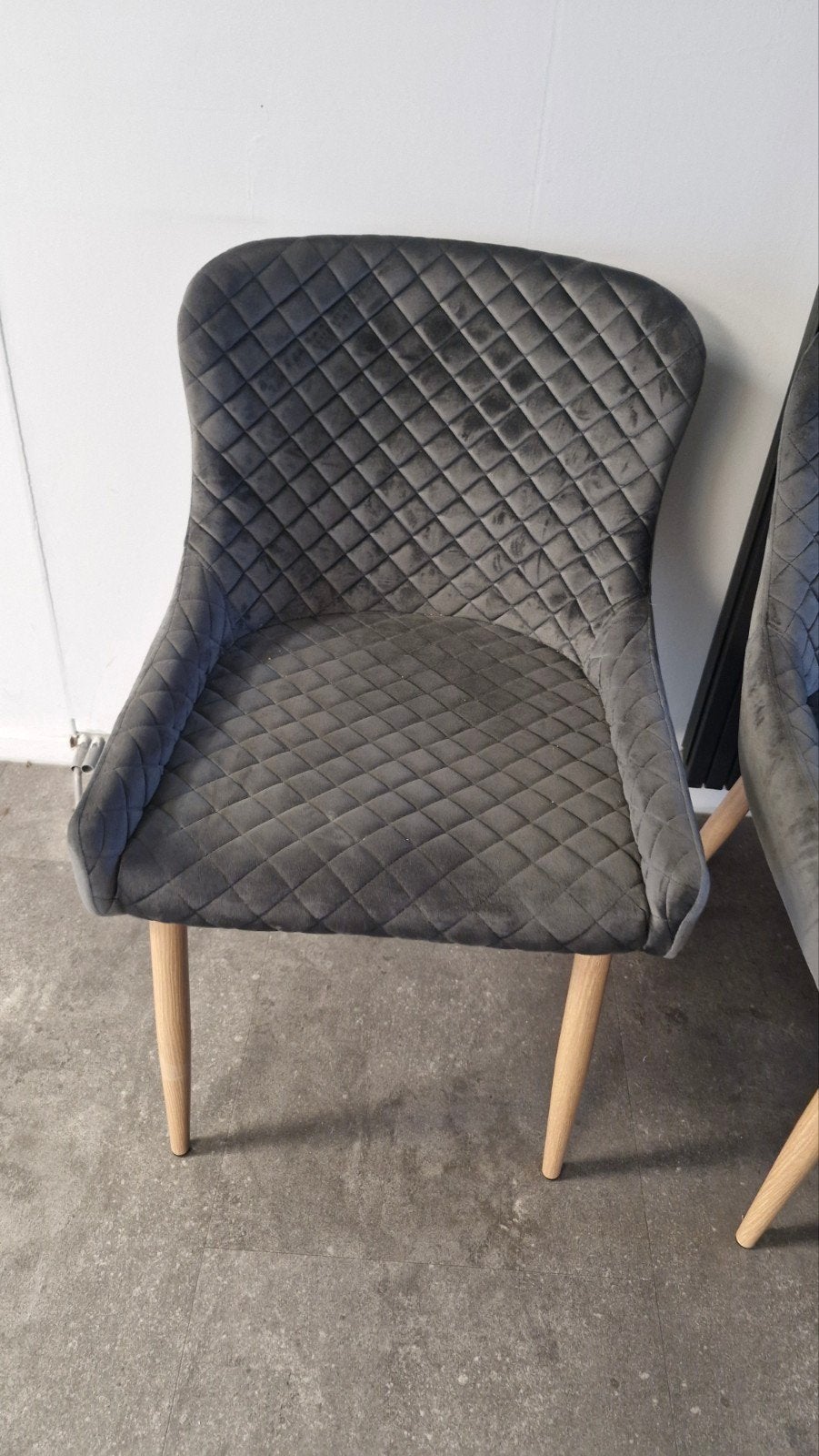Stijlvolle Grijze Fluweel Stoel met Houten Poten, Ophalen, Hout, Modern, Luxe, Scandinavisch, Zo goed als nieuw