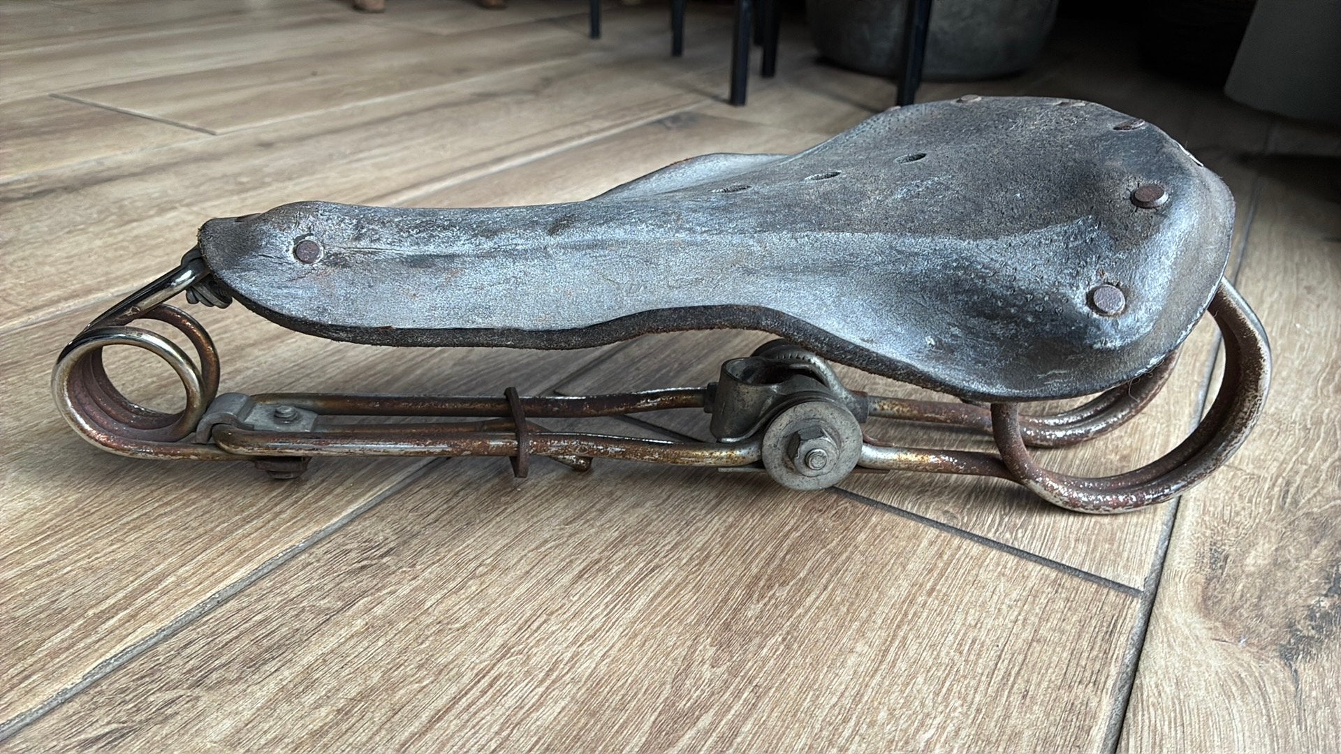 Oud antiek leren fietszadel Brooks, Fietsen en Brommers, Fietsonderdelen, Gebruikt, Leer, Ophalen of Verzenden, Zadel