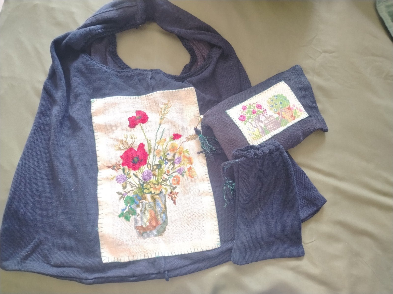 Handgemaakte donkerblauwe strand tassen geborduurde bloemen, Ophalen of Verzenden, Nieuw, Blauw, Overige typen
