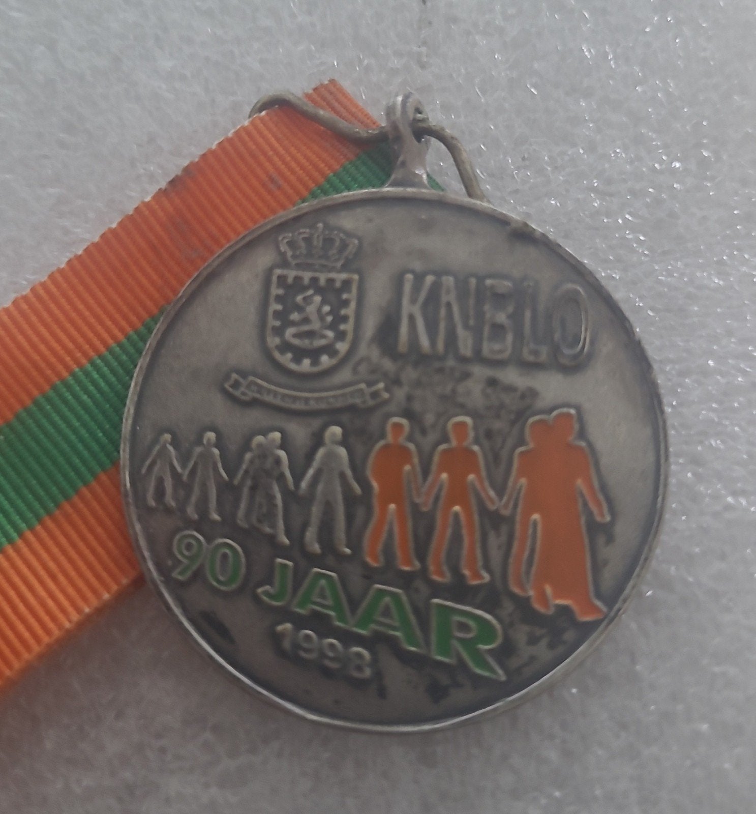 KNEBLO Medaille 90 Jaar 1993 - Zilverkleurig met lint, Verzenden, Overige materialen