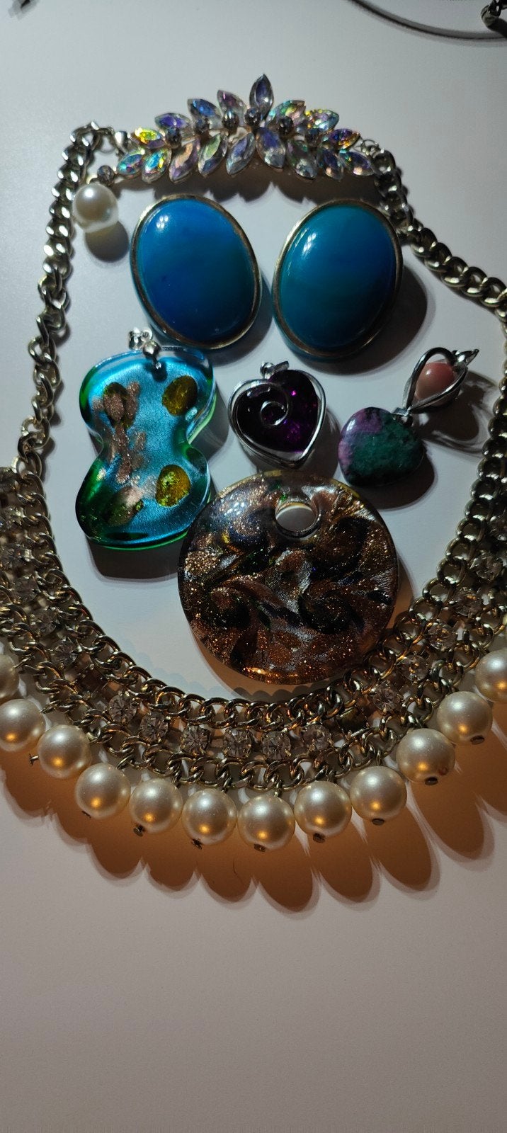 53. Diverse sieraden: kettingen, hangers en oorbellen, Overige materialen, Gebruikt, Overige kleuren, Met hanger