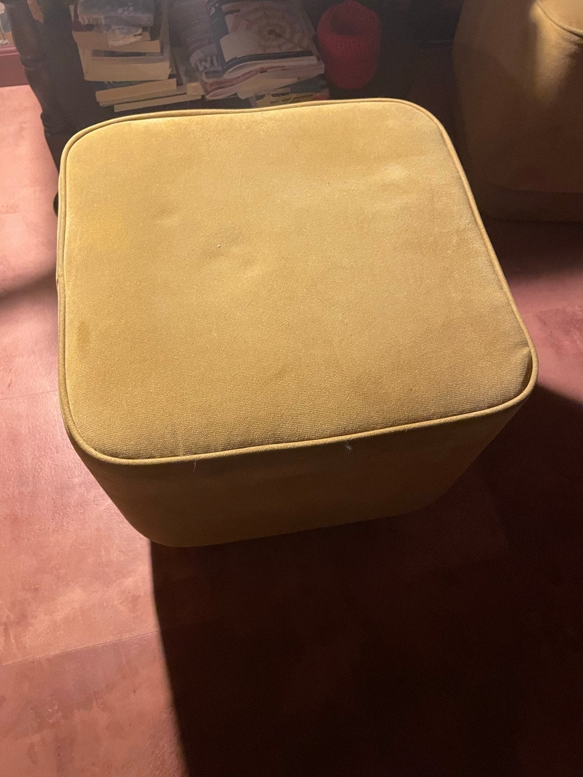 Gele poef/voetenbank - Zo goed als nieuw, Ophalen, Minder dan 50 cm, Gebruikt, Vierkant