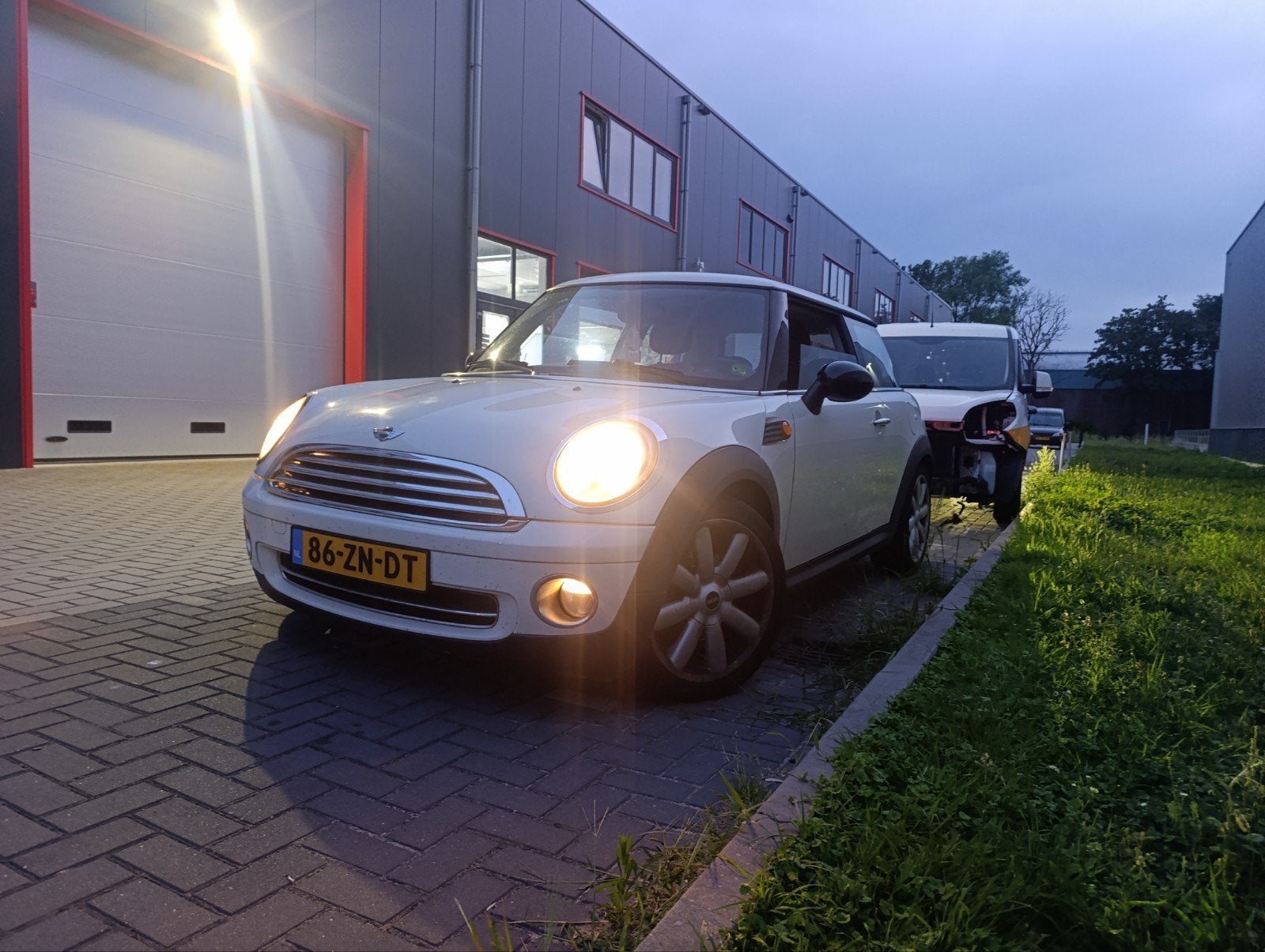Mini (r56) 1.4 95pk 2008 Wit, Auto's, Voorwielaandrijving, 4 stoelen, Origineel Nederlands, 19 km/l