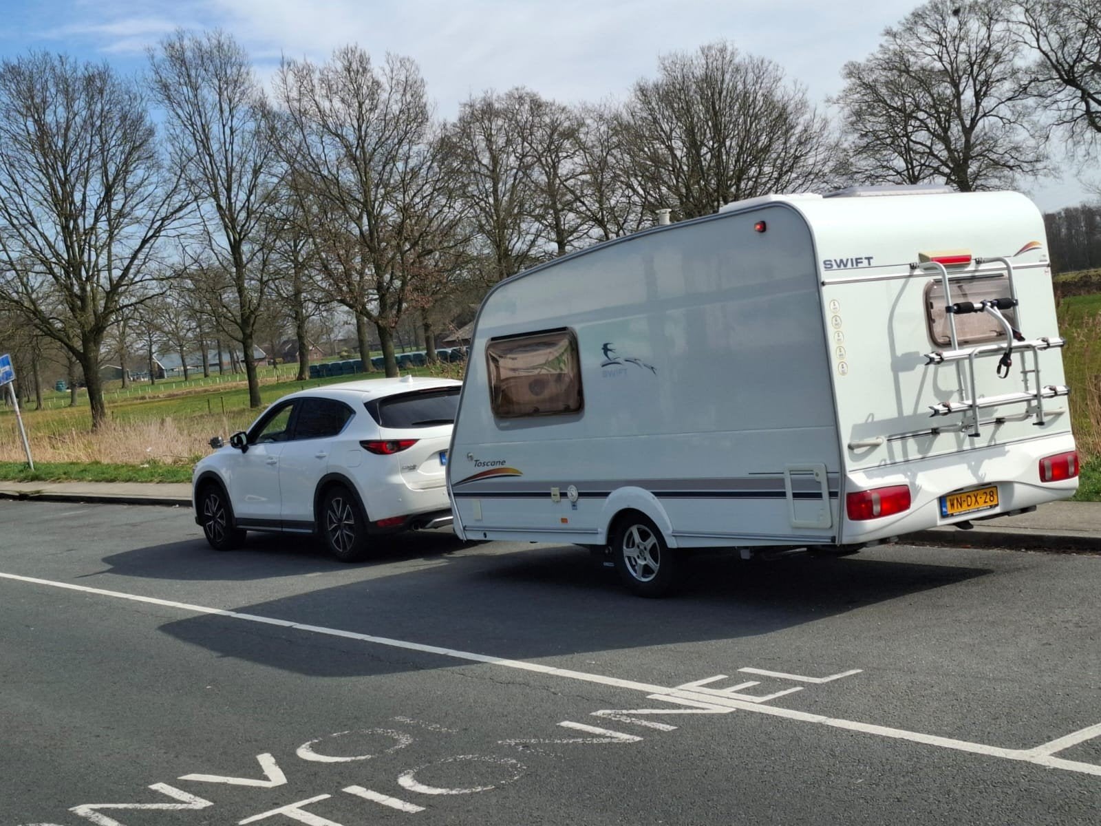 Swift toscane 390, Caravans en Kamperen, Caravans, Treinzit, Tot en met 4, Tot 4 meter, Dwarsbed