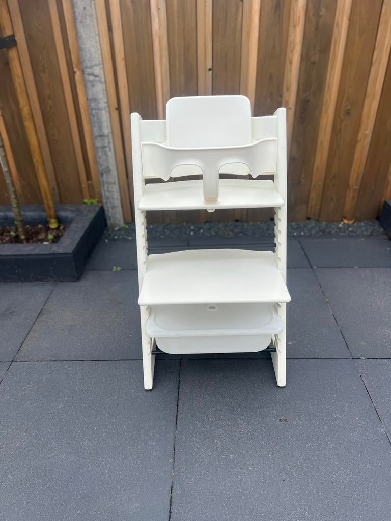 Stokke Tripp Trapp wit incl babyset + tafelblad + opbergmand, Kinderen en Baby's, Kinderstoelen, Ophalen, Zo goed als nieuw, Meegroeistoel