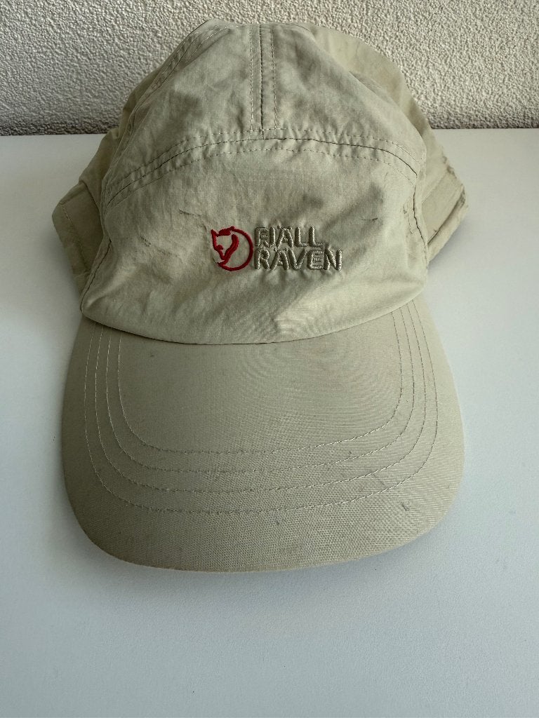 Fjällraven pet met afneembare nekbescherming (M, khaki), Ophalen of Verzenden, Gebruikt, Kleding