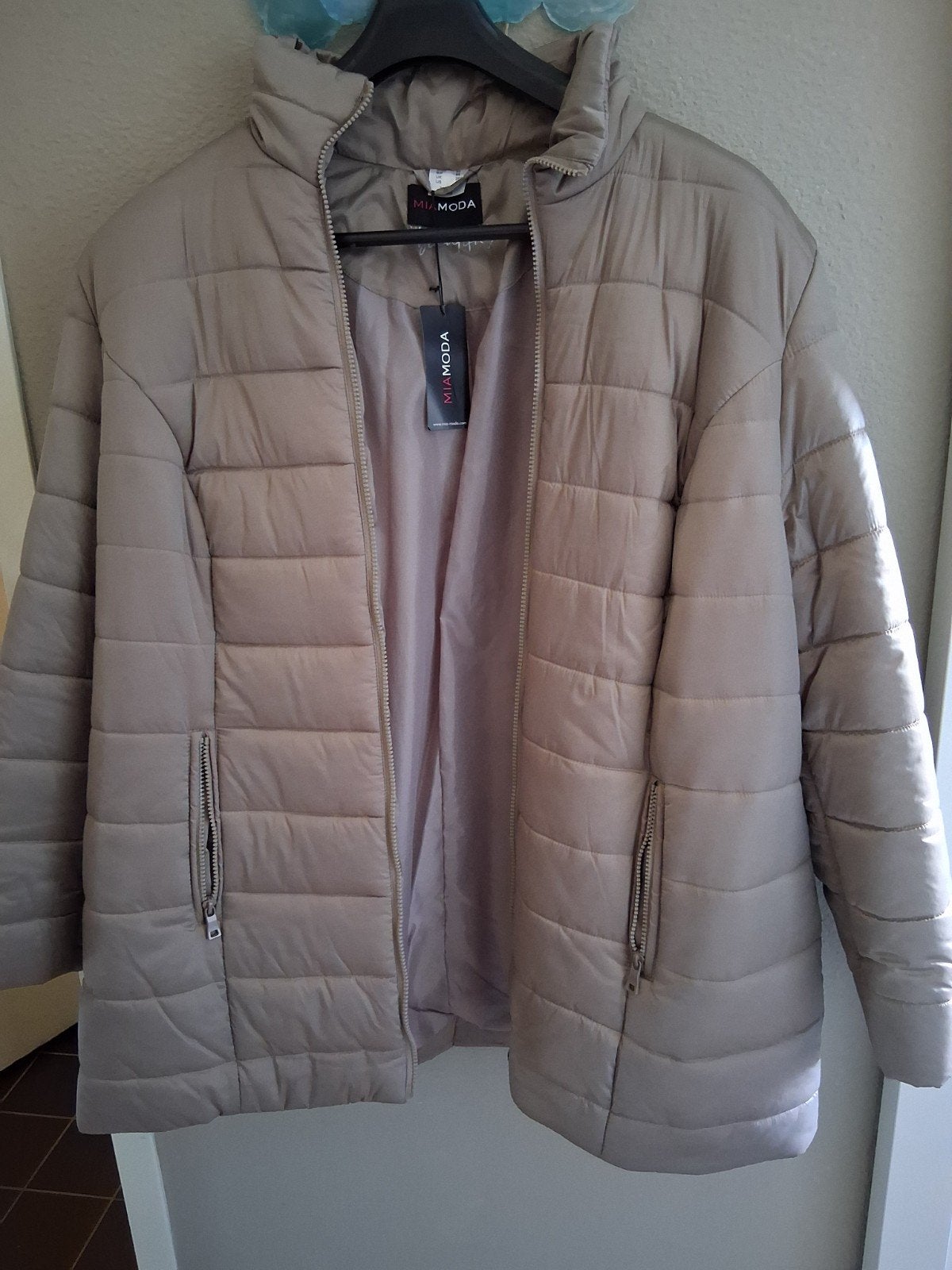 Mooie, zachte taupe pufferjas in maat 52, Kleding | Dames, Mia Moda, Ophalen of Verzenden, Zo goed als nieuw, Beige