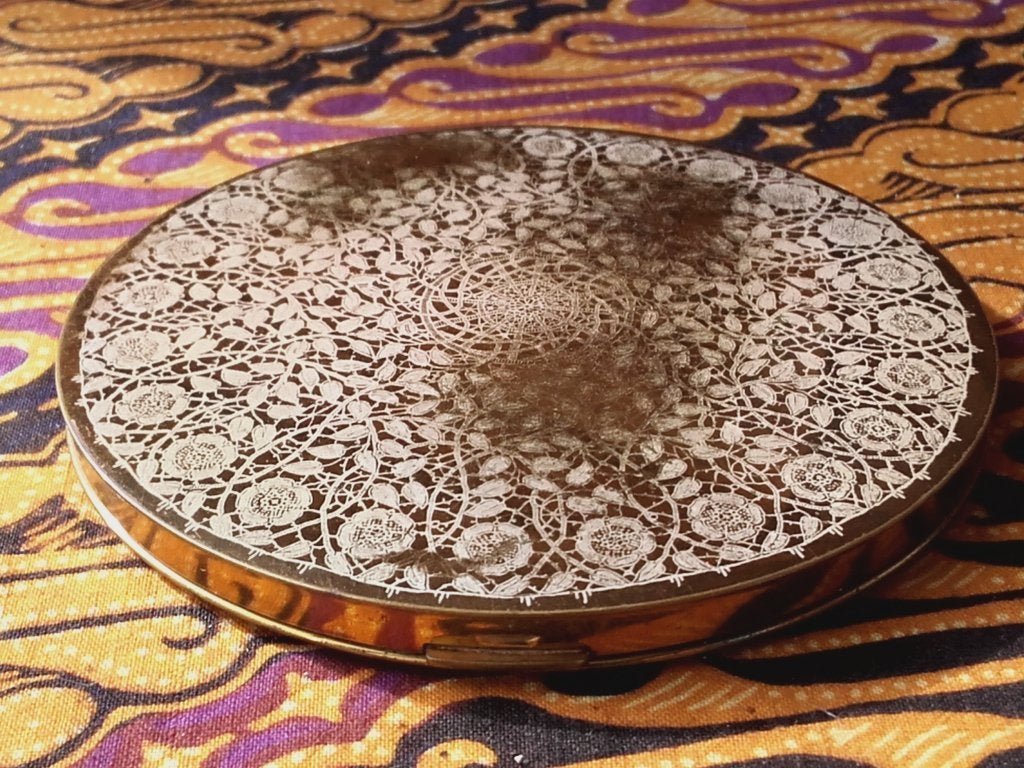 Mooie complete oude compact uit Engeland van Vogue 9,4 cm.