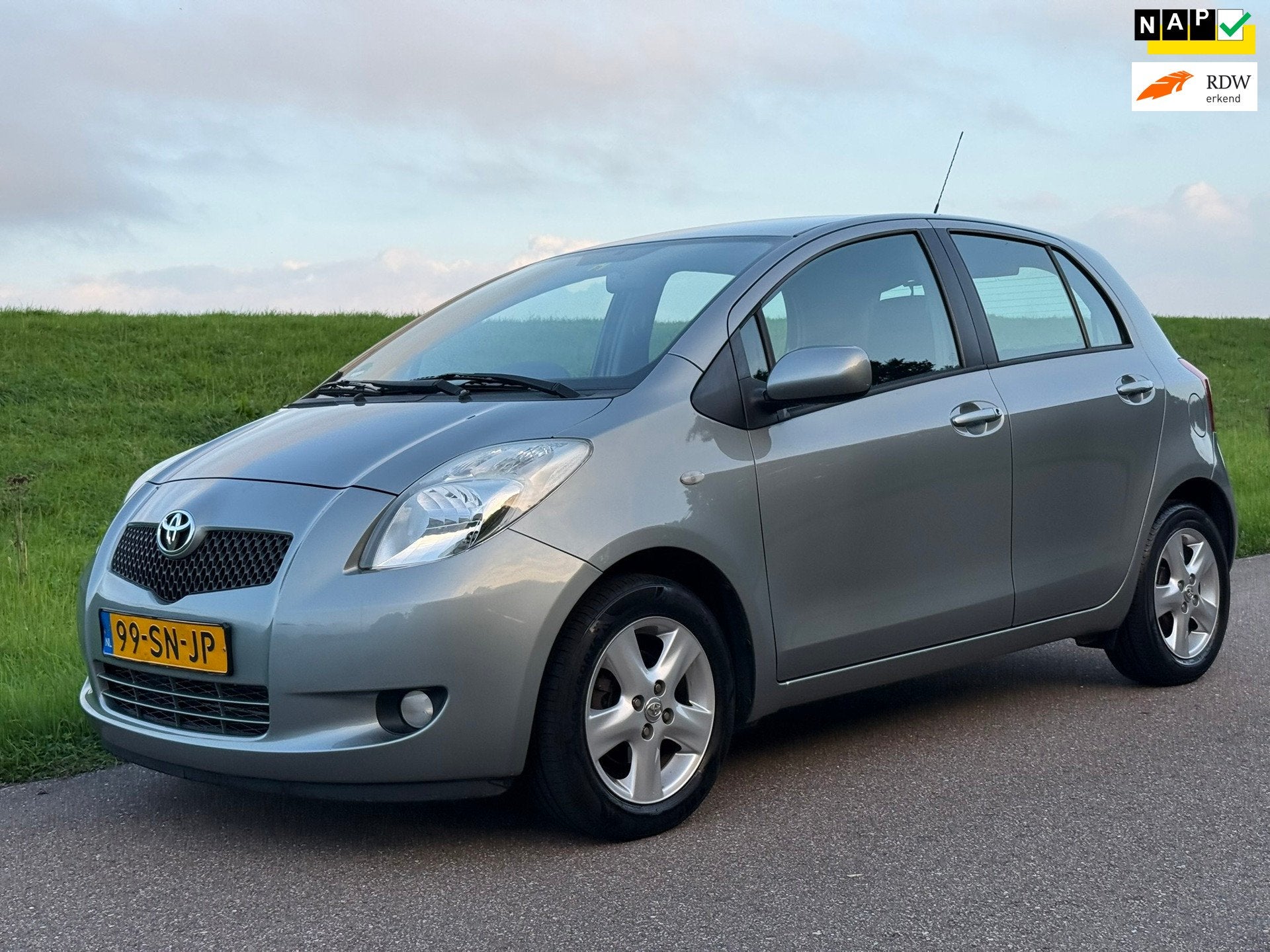 Toyota Yaris 1.3 VVTi Luna MMT | Automaat | 5DR | Climate Co, Auto's, Stof, 4 cilinders, Origineel Nederlands, Bedrijf