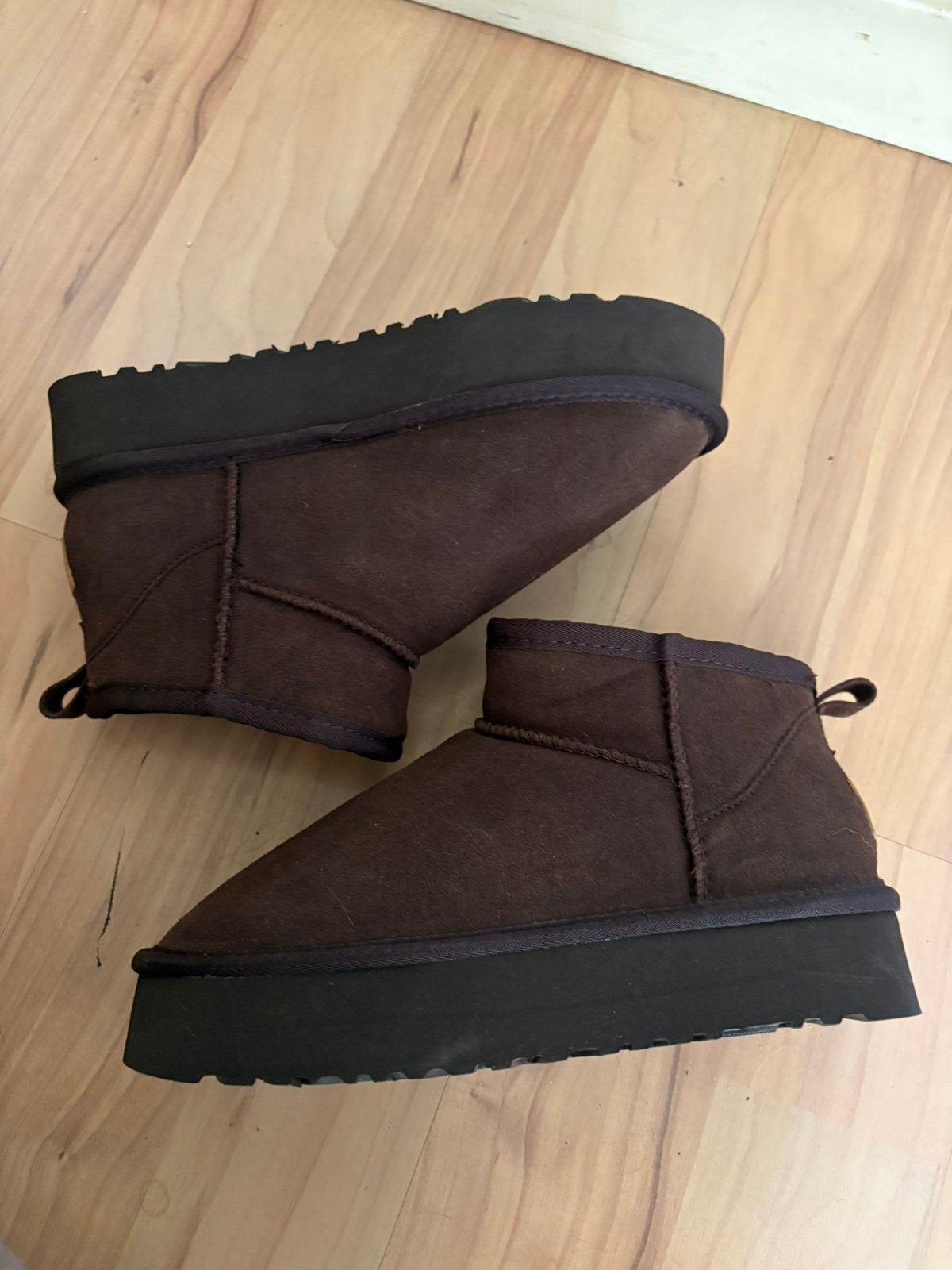 Nieiw bruine Ugg mini platesu mt 38, Bruin, Lage of Enkellaarzen, Nieuw, Ophalen of Verzenden