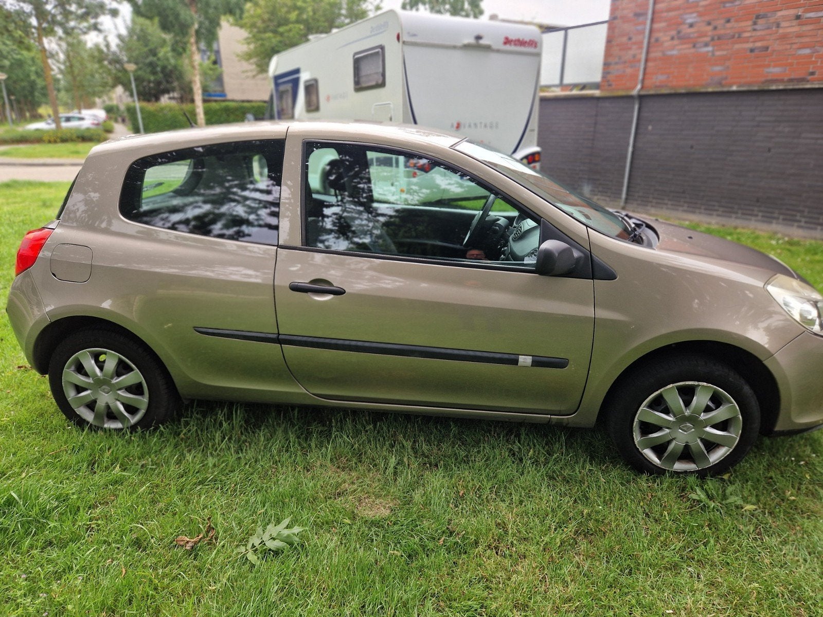 Renault Clio 1.2 16V 75 pk 3D 2008 Beige