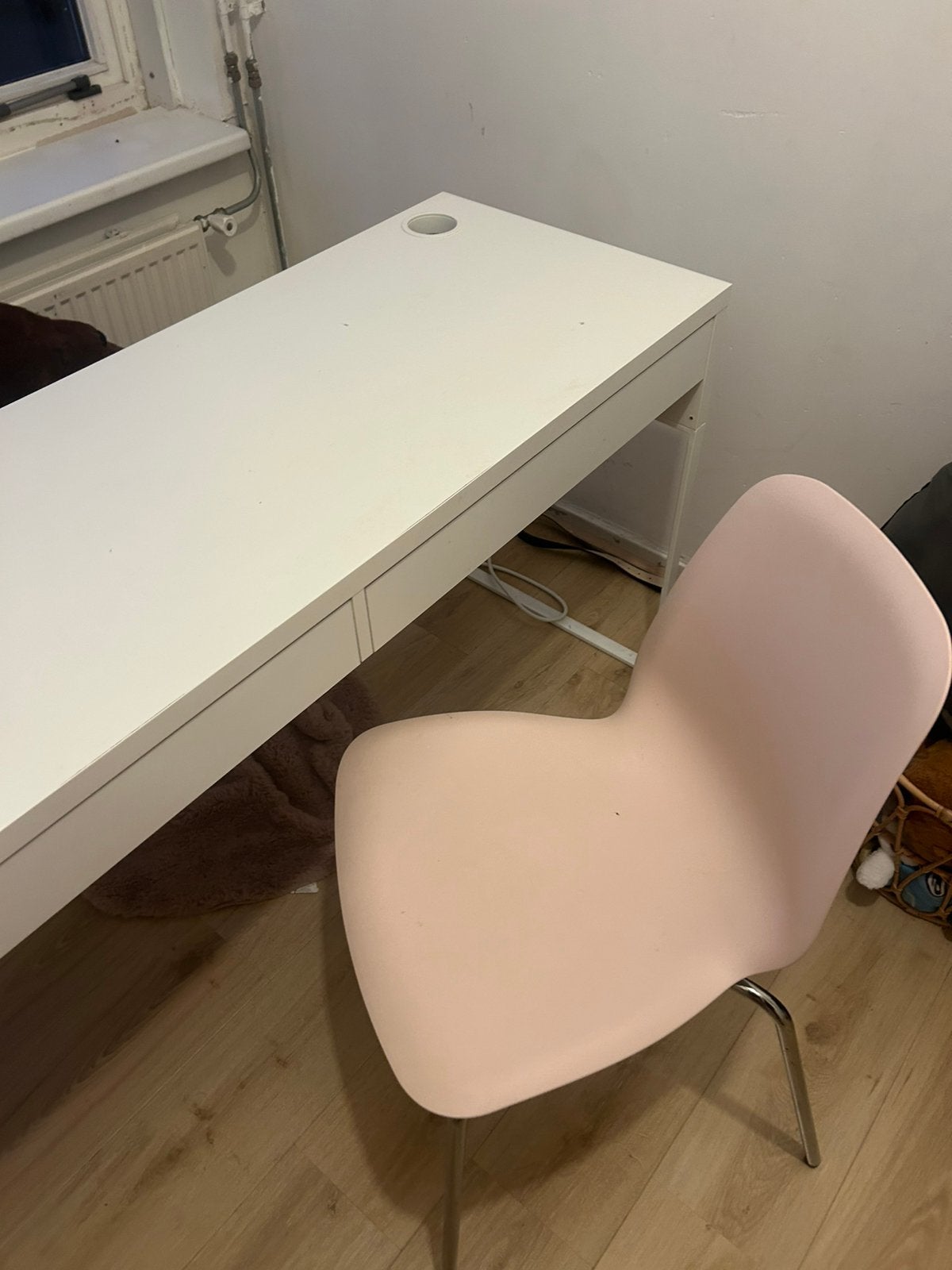 IKEA bureau (+ stoel), Ophalen, Gebruikt, Kabelgoot, 142 cm