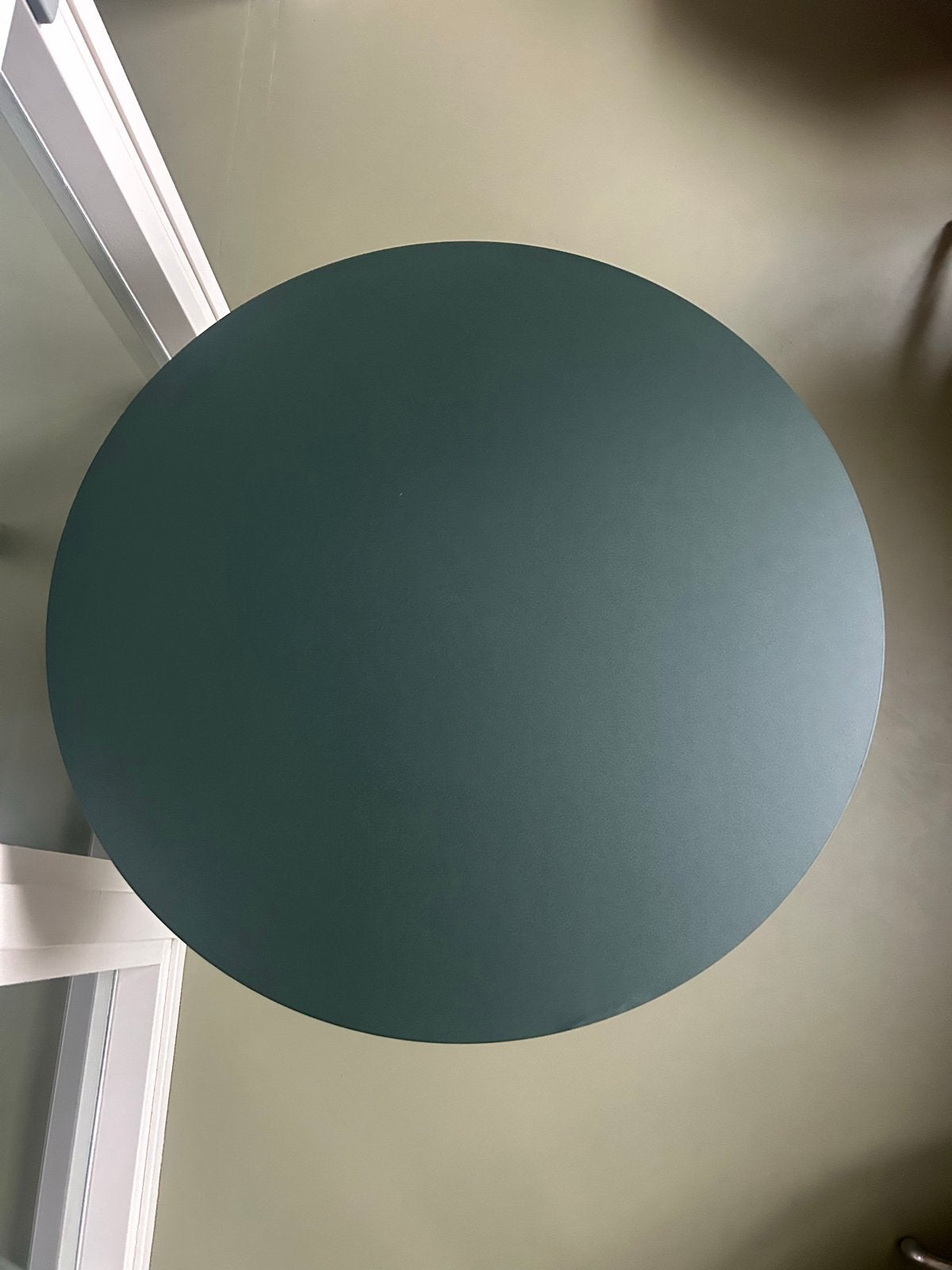 HAY Tafel groen linoleum met eiken onderstel (Ø 90cm), Zo goed als nieuw, Vier personen, Eikenhout, Rond
