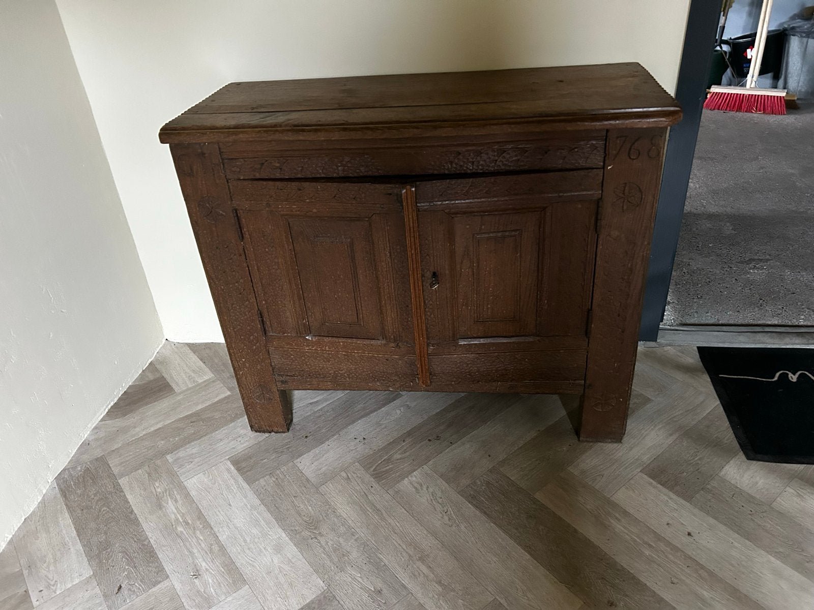 Houten kast (antiek), Ophalen