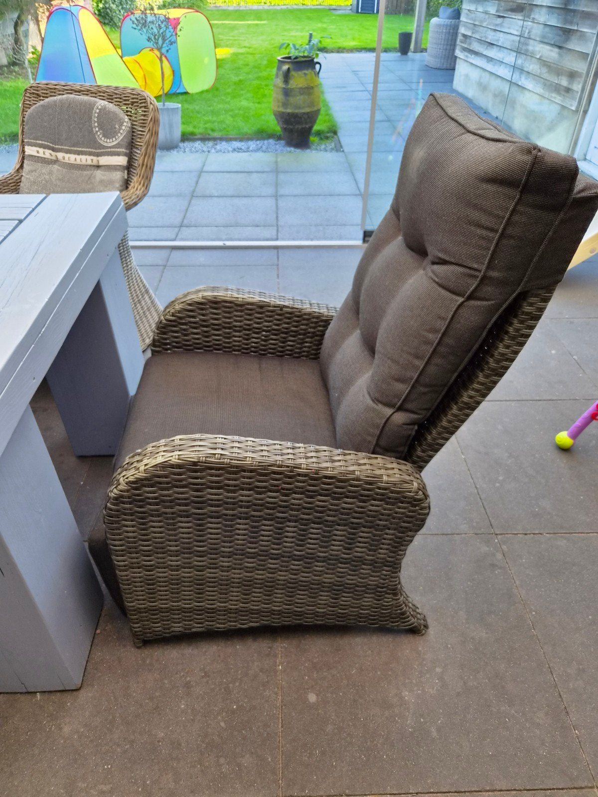Foto 6 van Tuintafel met 5 wicker tuinstoelen en kussens