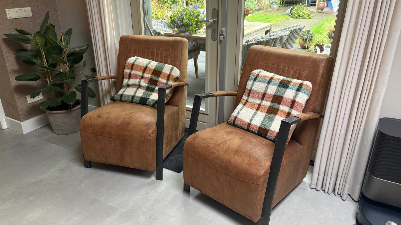 Twee mooie fauteuils in cognac kleur, Ophalen, 75 tot 100 cm, Zo goed als nieuw, Metaal