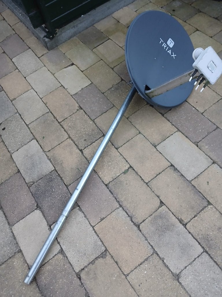 Triax Schotelantenne Quad LNB 4 uitgangen met montagepaal, Ophalen, Gebruikt, (Schotel)antenne, Overige merken