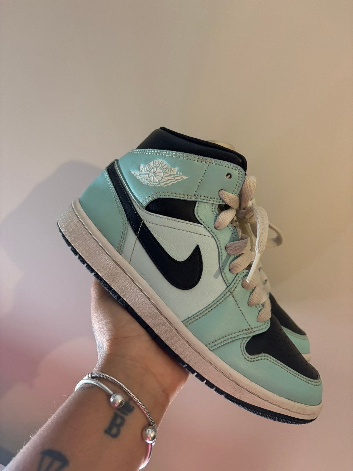 Jordan 1 mid light dew maat 37,5, Kleding | Dames, Schoenen, Ophalen, Gedragen, Sneakers of Gympen