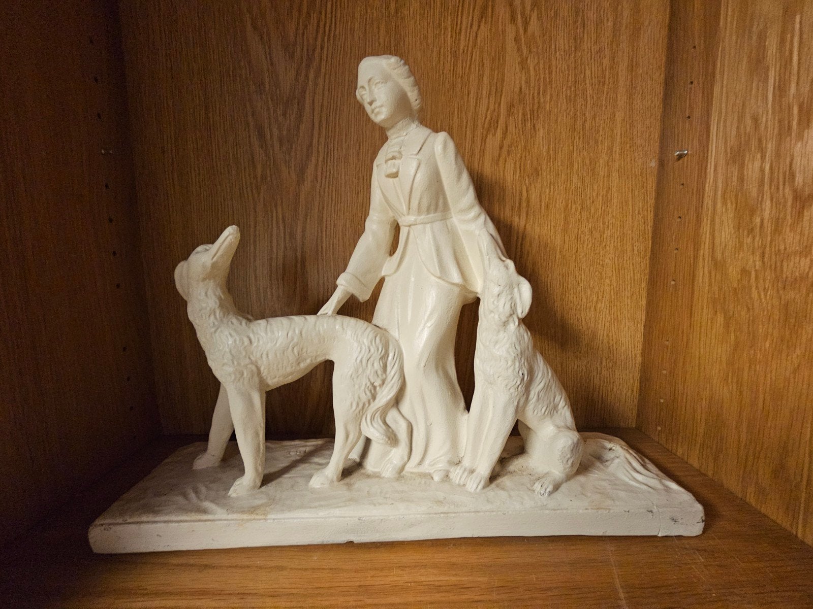 Antiek beeldje dame met honden - Gips, Antiek en Kunst, Gips, Ophalen of Verzenden, Handgemaakt, 20 - 50 cm