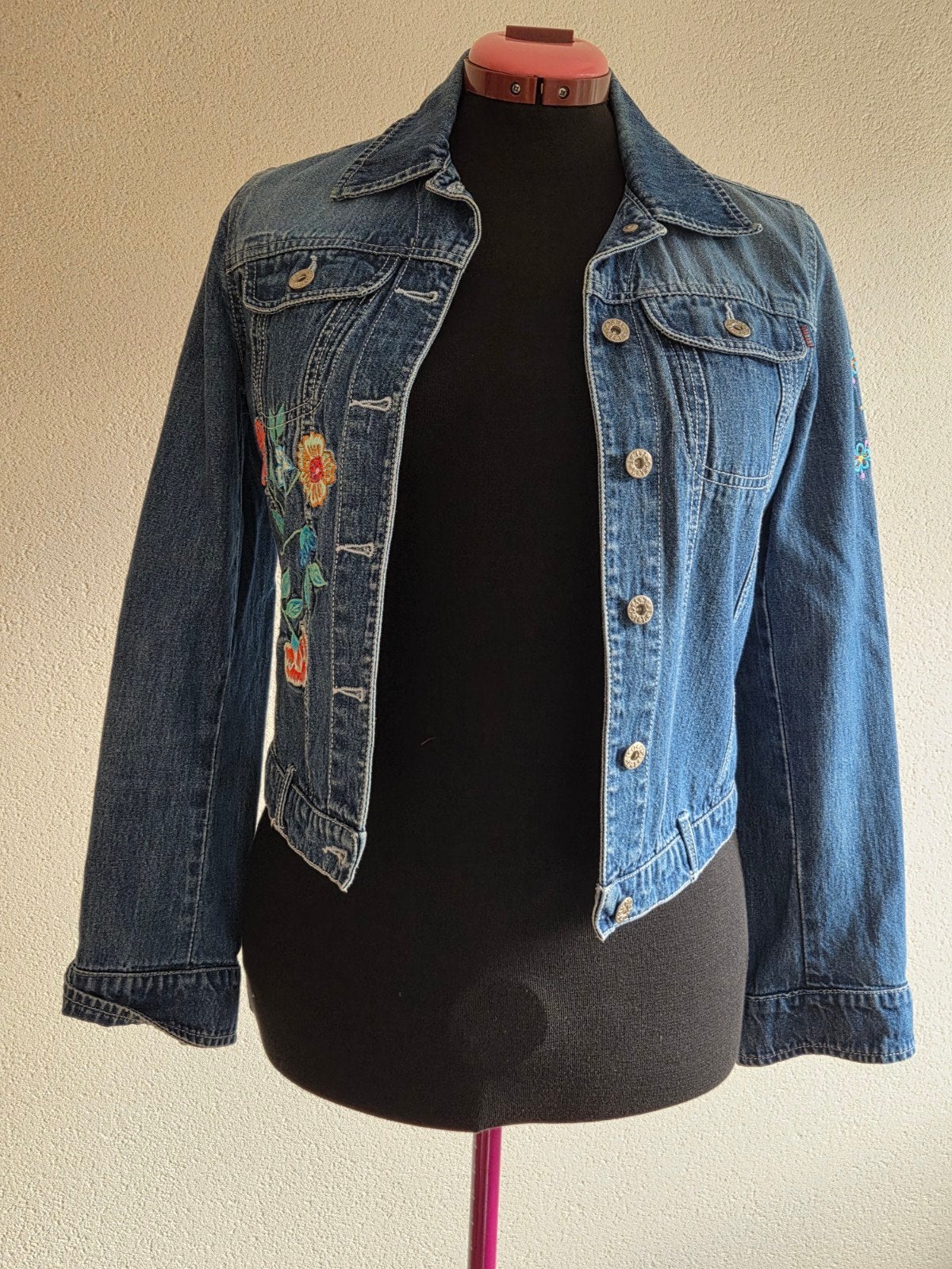 Oilily spijkerjasje met bloemenborduursels - Maat 38, Maat 38/40 (M), Oilily, Blauw, Ophalen of Verzenden