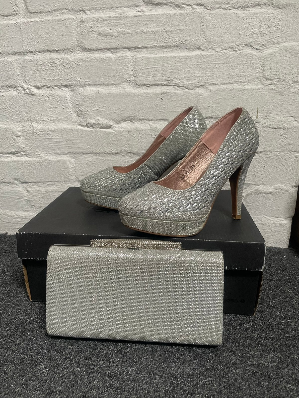 Zilveren glitter pumps en clutch set, Ophalen, Zo goed als nieuw, Overige kleuren, Pumps