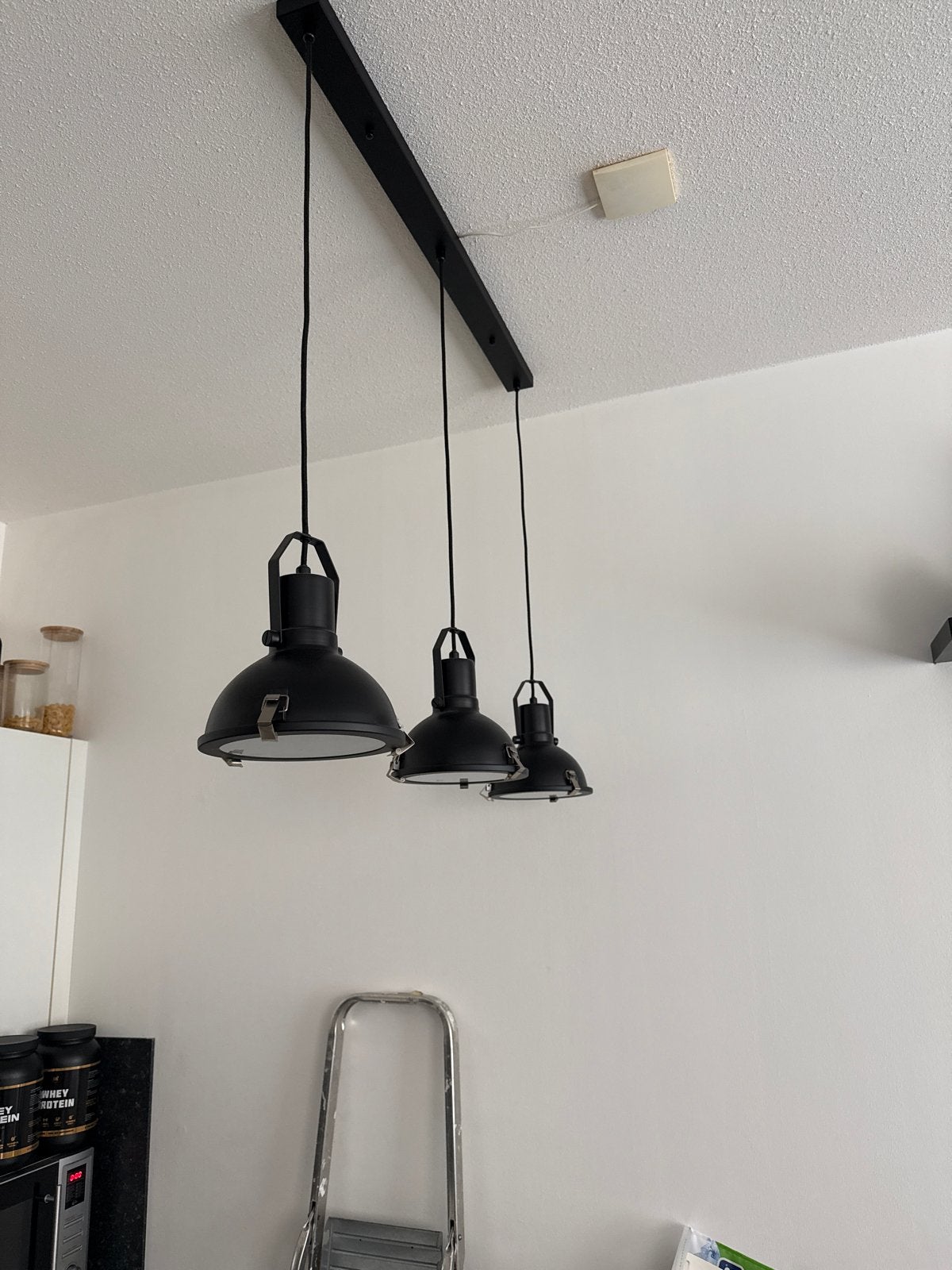 Zwarte industriële hanglamp met 3 kappen, Huis en Inrichting, Lampen | Hanglampen, Ophalen, Zo goed als nieuw, Metaal, E27 (groot)