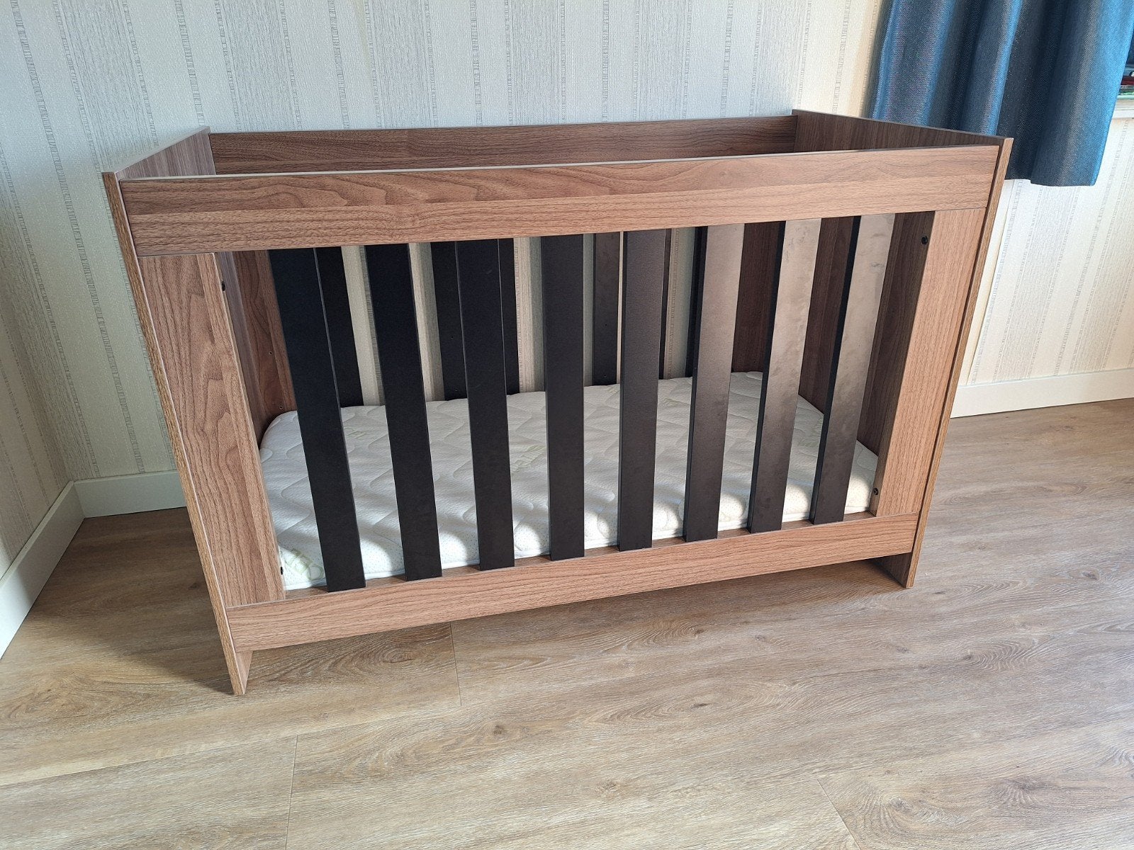 TWF Babykamer Denia - Stoer Ledikant met 2 Matrasjes, Gebruikt, Minder dan 140 cm, Minder dan 70 cm, Ophalen