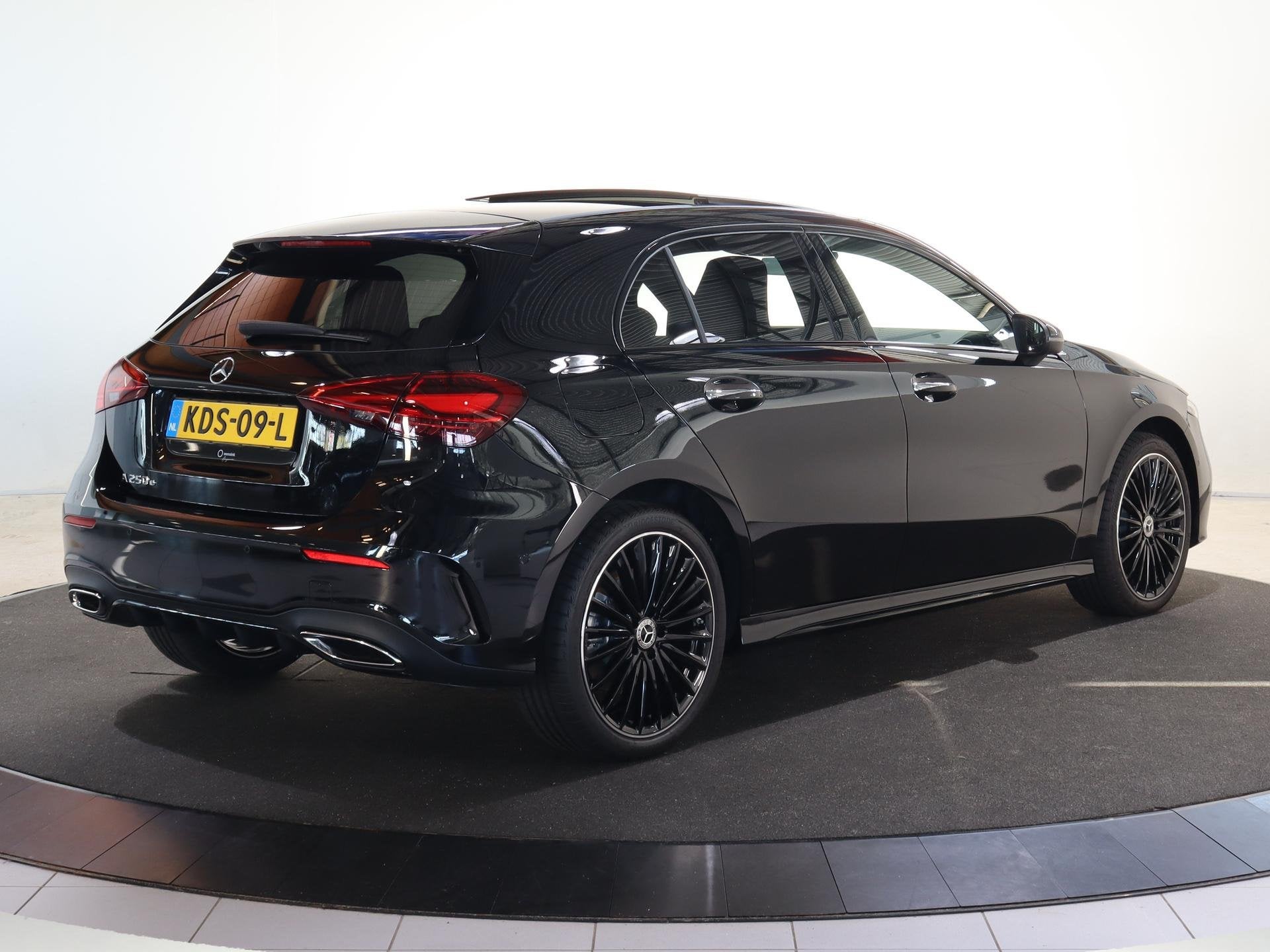 Mercedes-Benz A-klasse 250e Business Solution AMG | Trekhaak, Auto's, Mercedes-Benz, 4 cilinders, Automatische klimaatregeling