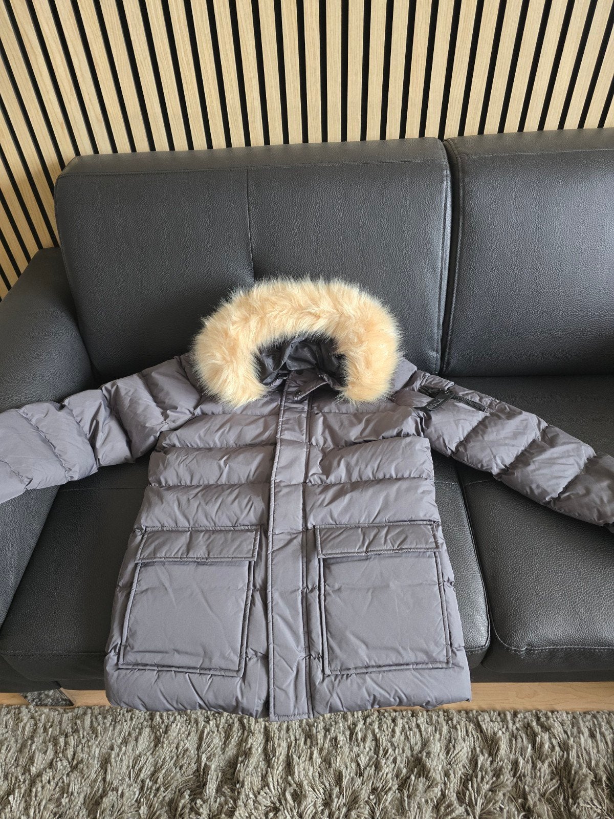 Nieuwe SikSilk winterjas / gewatteerde jas met bontkraag, Ophalen of Verzenden, Nieuw, Maat 46 (S) of kleiner, Grijs