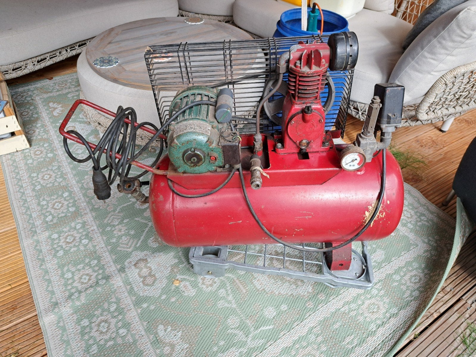 Rode zuigercompressor met horizontale tank en groene motor, Ophalen, Gebruikt, 6 tot 10 bar, 25 tot 100 liter