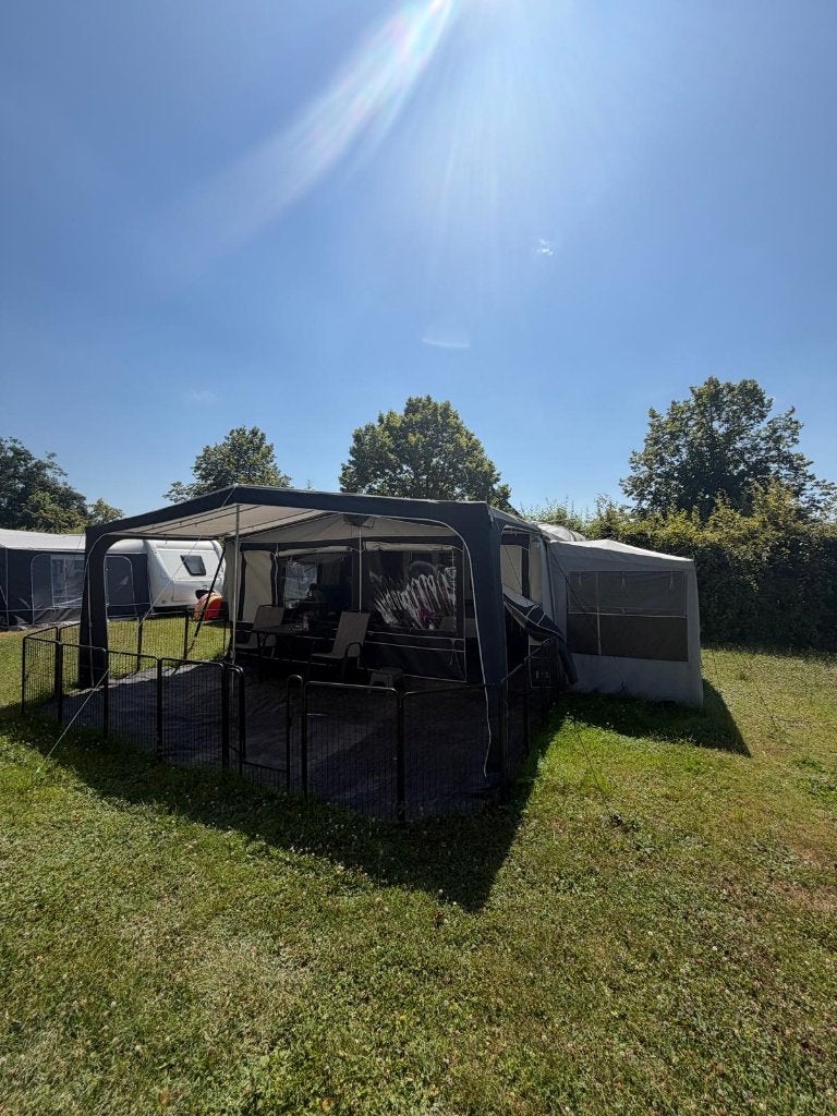 Hobby 5.20 Caravan met voortent - Ideaal voor vakantie!, Vast bed, Rondzit, 7 tot 8 meter, Particulier