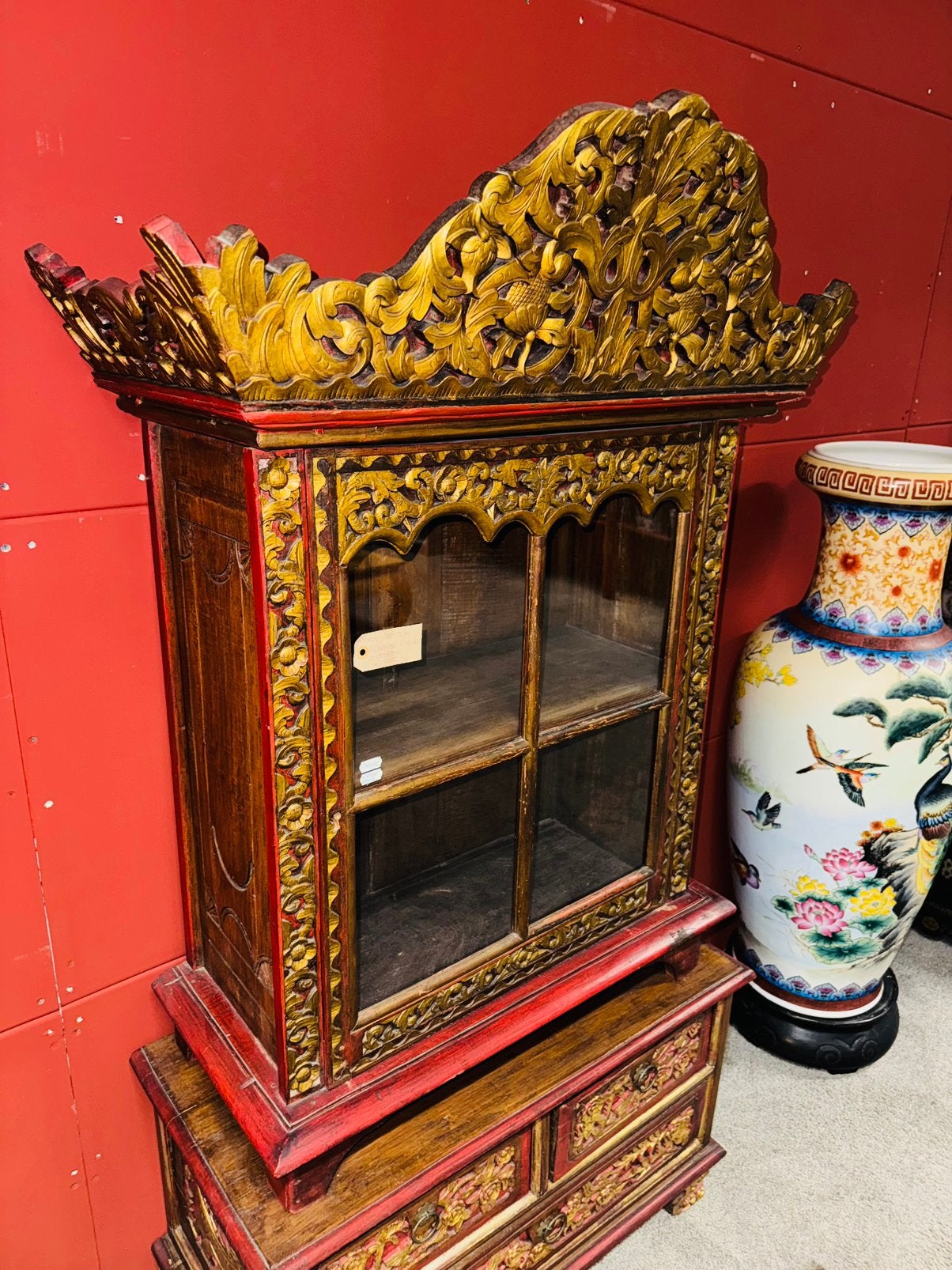 Chinese / Indische Peranakan vitrine op ladekast, Ophalen