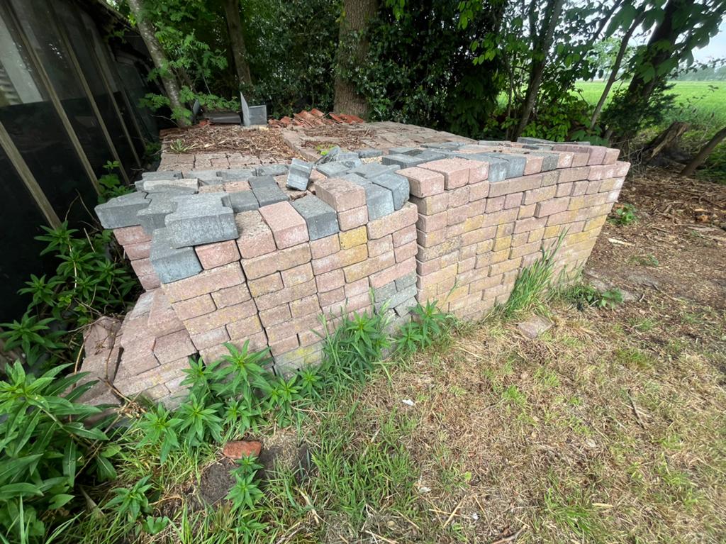 Gratis heel veel stenen/ betonklinkers, Ophalen, Gebruikt, Beton, Klinkers