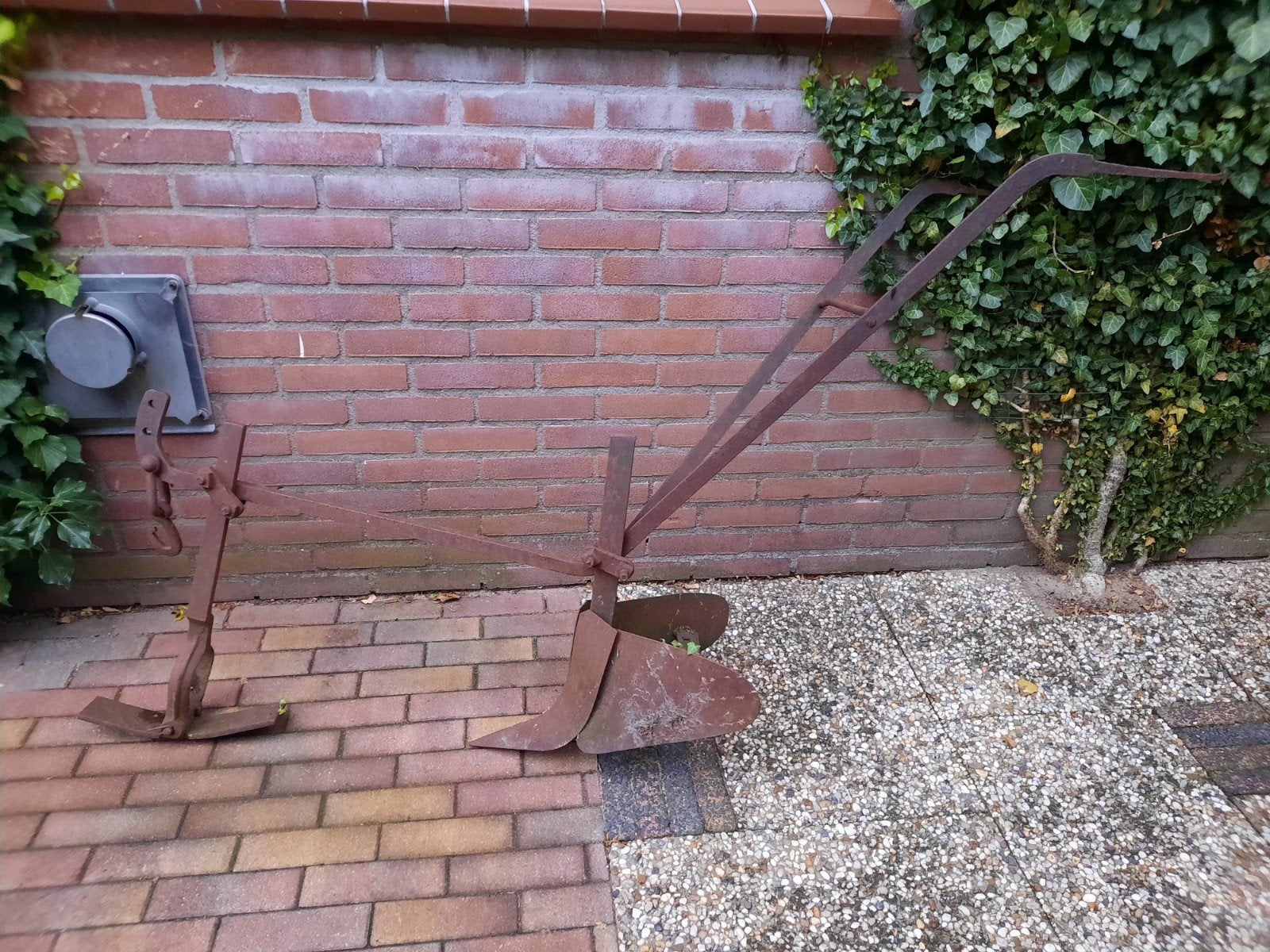 Antieke ploeg - Decoratief landbouwwerktuig, Ophalen