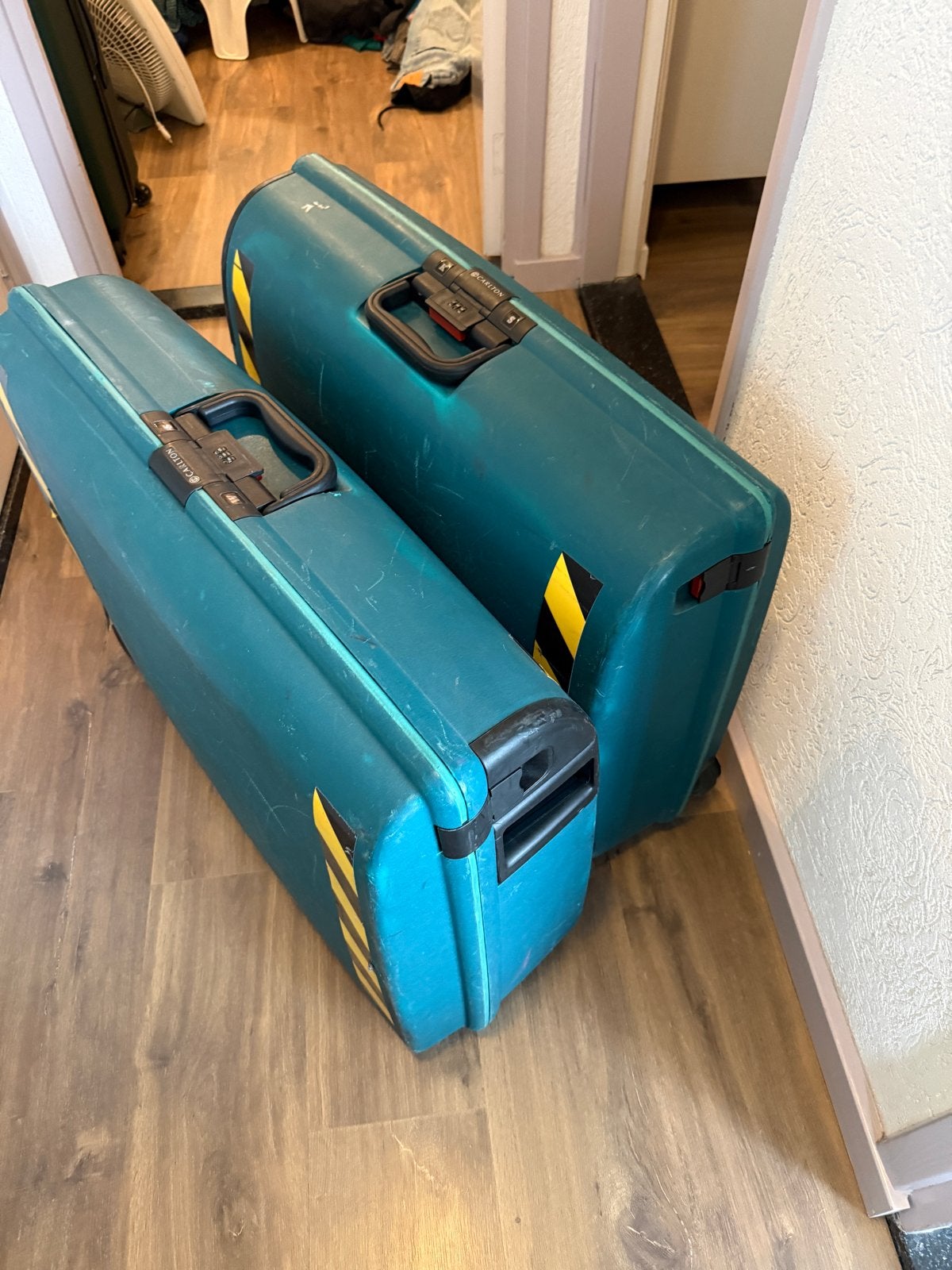 Carlton reiskoffers (2 stuks) - Stevig en ruim, Gebruikt, Hard kunststof, 70 cm of meer, Minder dan 35 cm