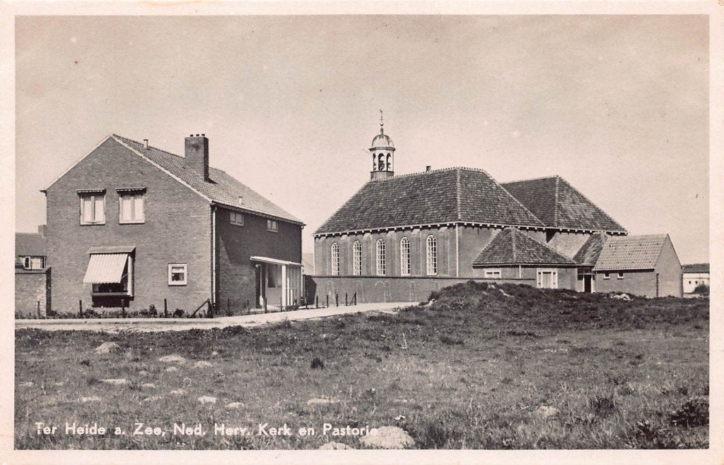 146 Ter Heide aan Zee - Ned. Herv. Kerk en Pastorie, Ophalen of Verzenden, 1960 tot 1980, Ongelopen, Noord-Holland