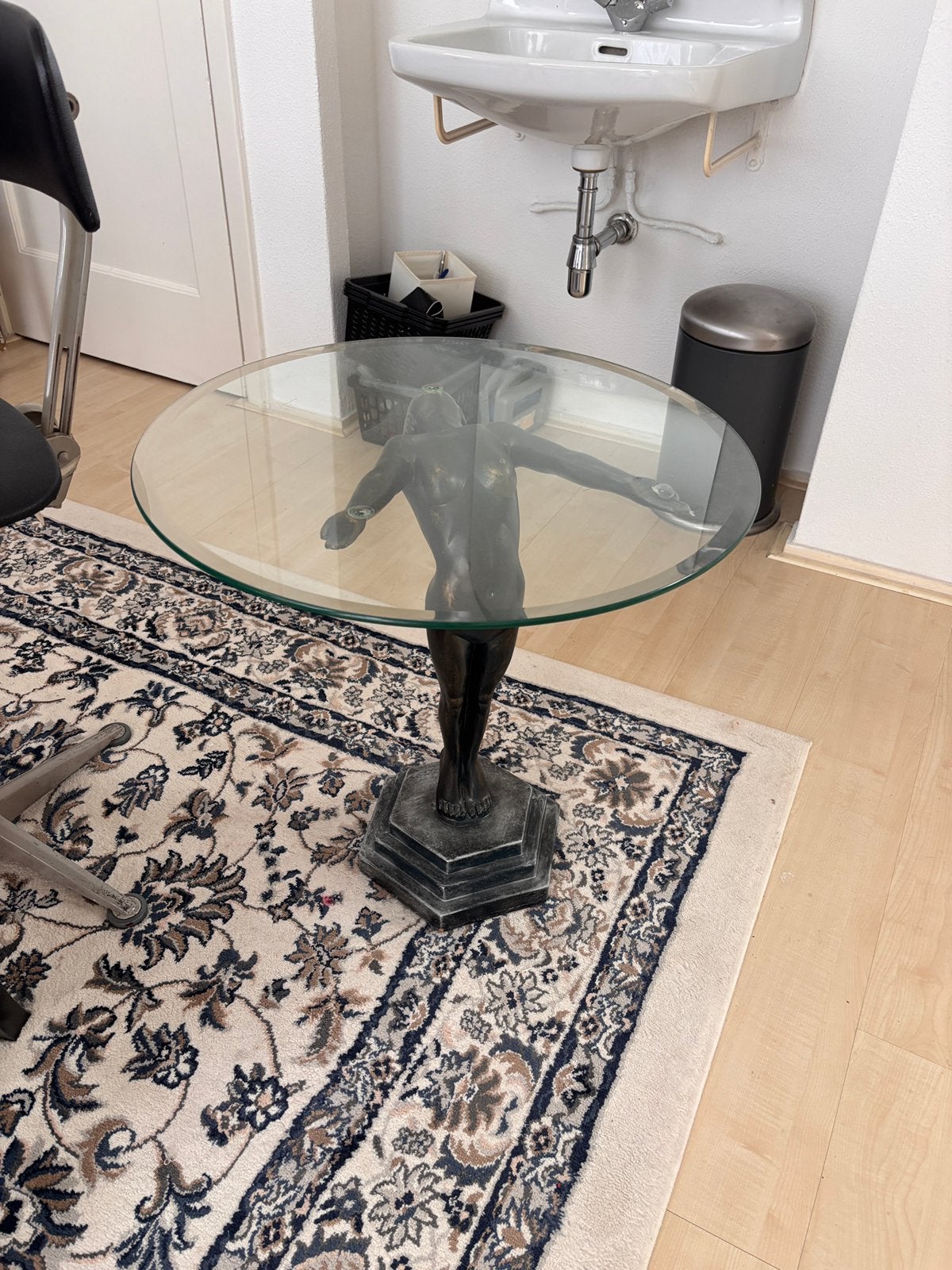 Bijzettafel met glazen blad en bronzen beeld, Huis en Inrichting, Tafels | Salontafels, Ophalen, Gebruikt, 50 tot 75 cm, Rond