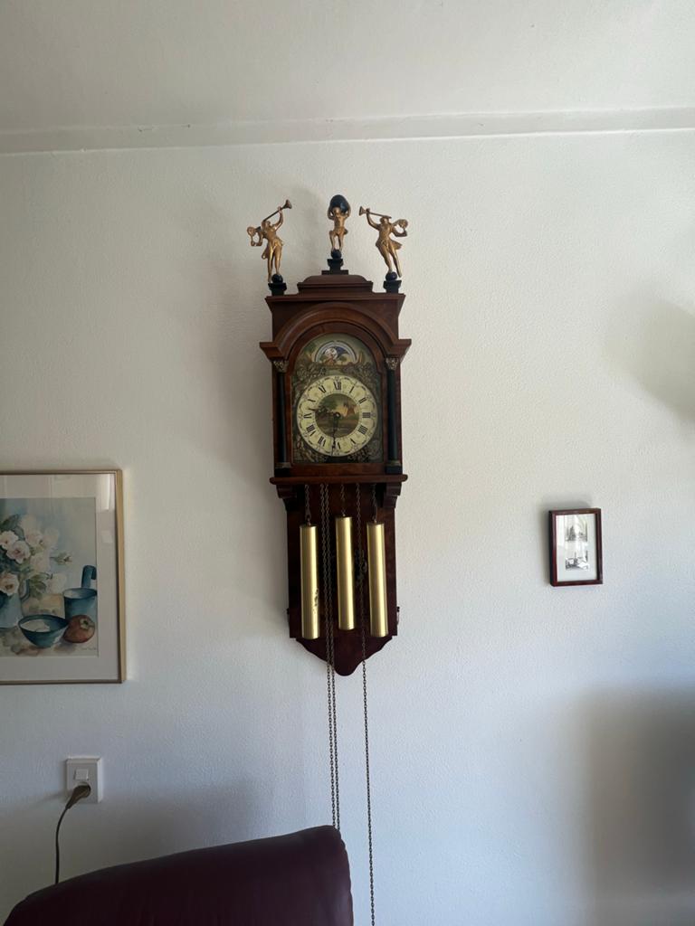 Antieke wandklok met bronzen beelden, Ophalen