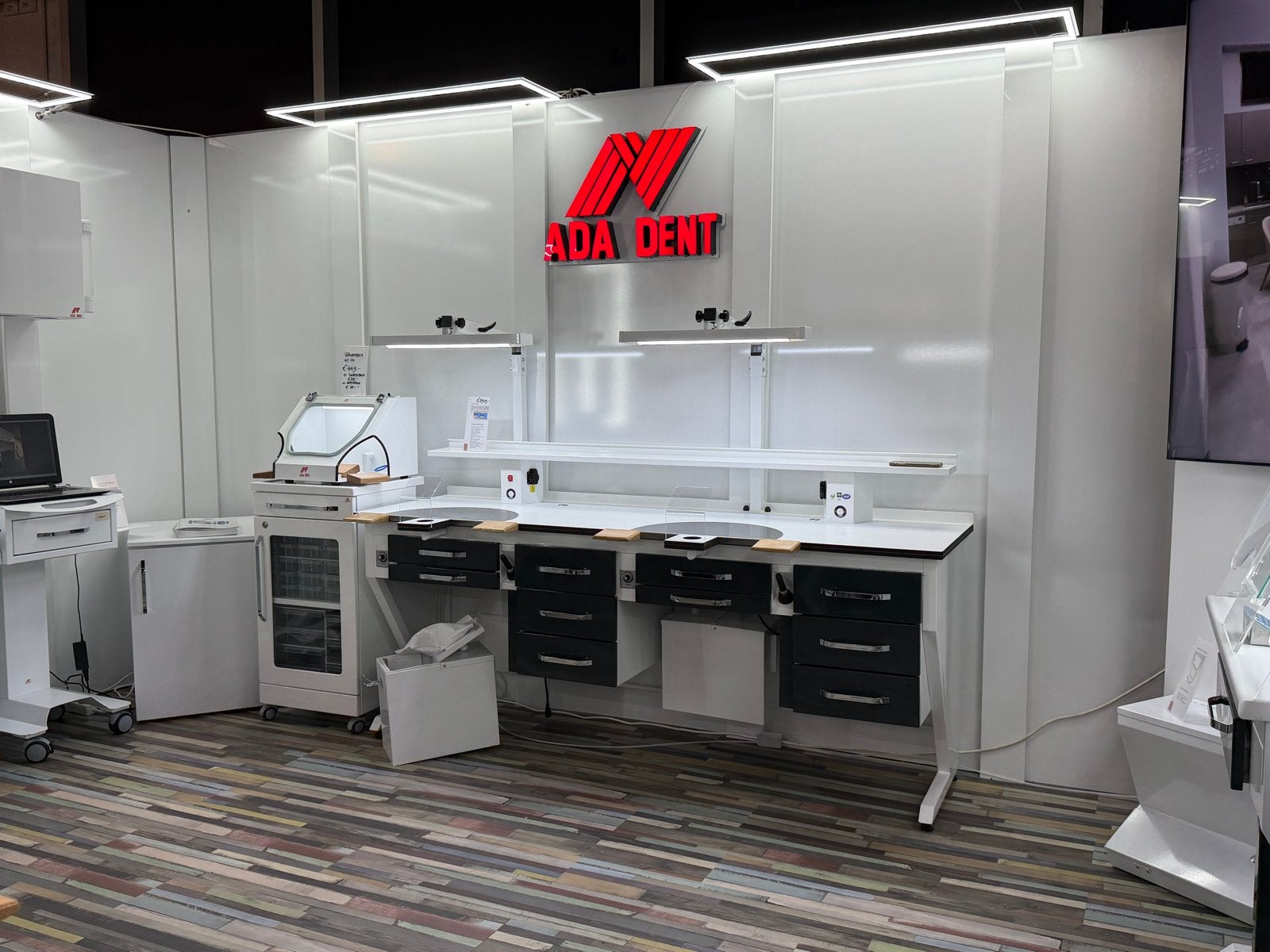 Tandtechnische 2persoons tafel MOET WEG!!!